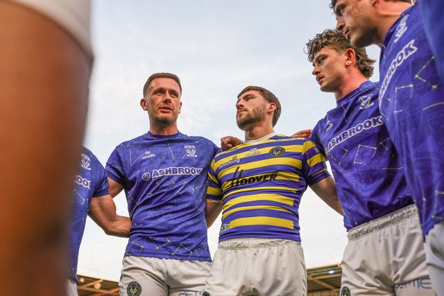 Ben Currie of Warrington Wolves holds a team talk during the Betfred Super League round 23 match Warrington Wolves vs York Knights at The Halliwell Jones Stadium, Warrington, United Kingdom on 13 August 2026

(Photo by Mark Cosgrove/News Images)