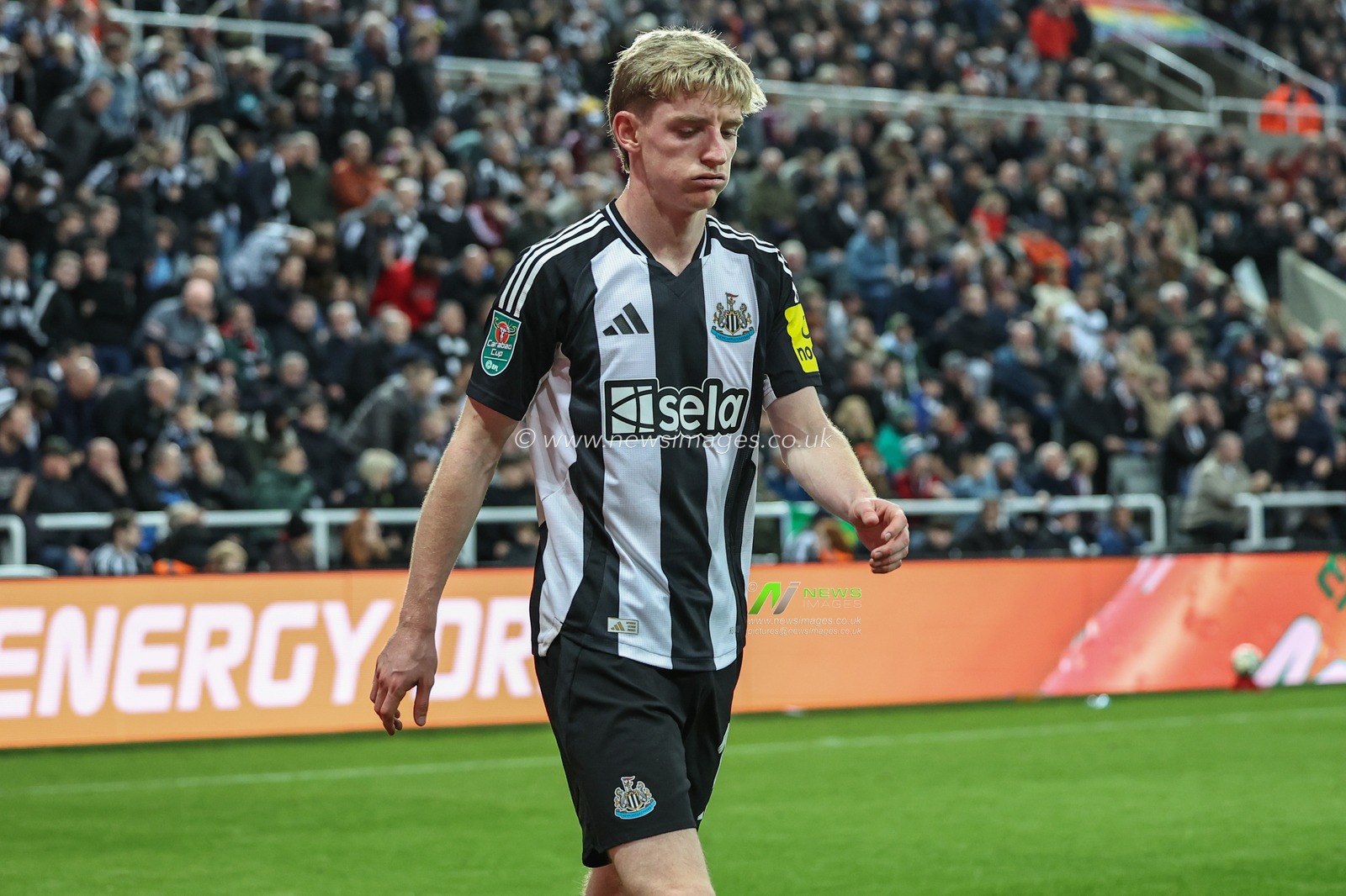 Anthony Gordon of Newcastle United walks off the pitch as he is substituted during the Carabao Cup Last 16 match Newcastle United vs Chelsea at St. James's Park, Newcastle, United Kingdom, 30th October 2024

(Photo by Mark Cosgrove/News Images)