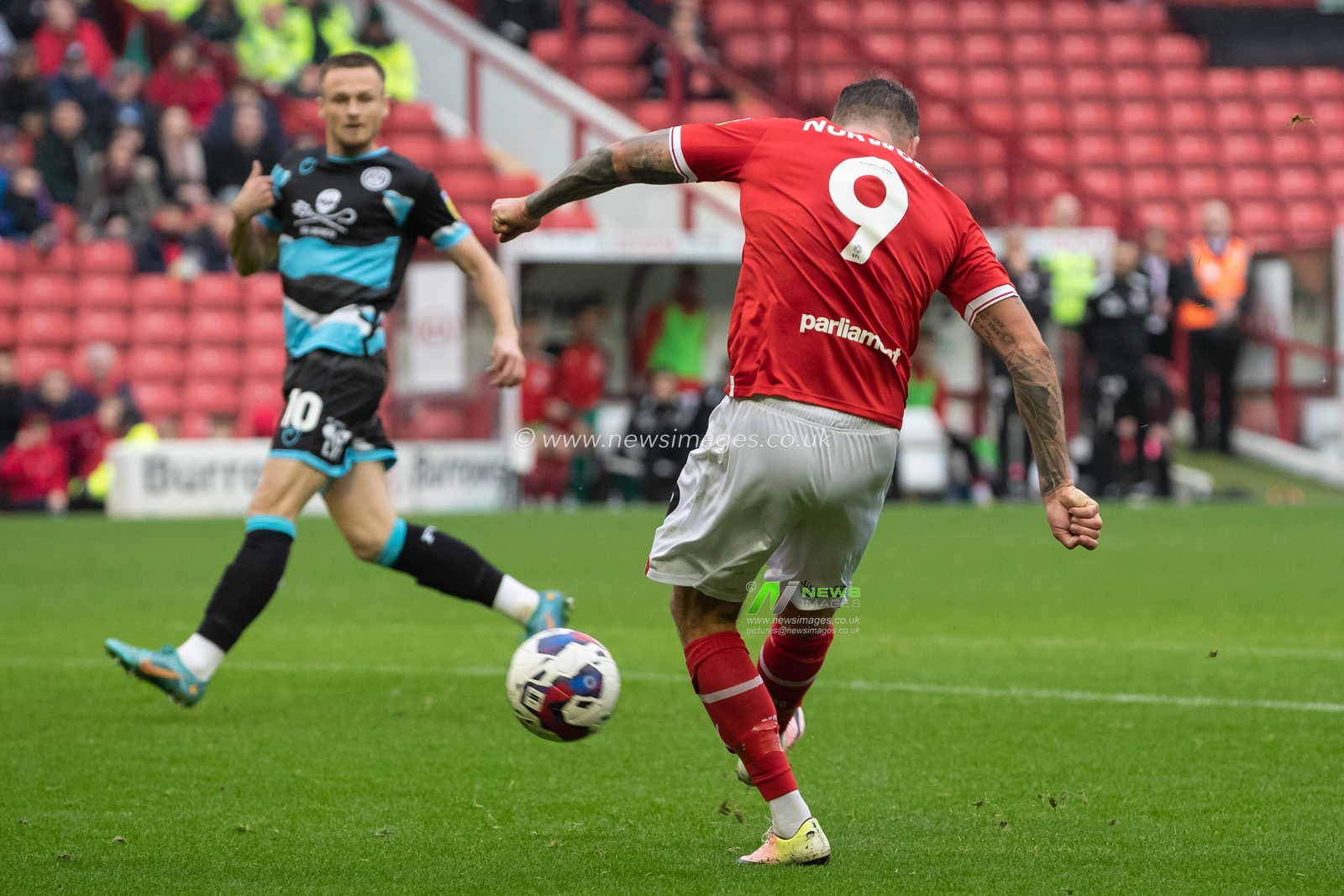 James Norwood #9 of Barnsley takes a shot during the Sky Bet League 1 match Barnsley vs Forest Green Rovers at Oakwell, Barnsley, United Kingdom, 29th October 2022

(Photo by James Heaton/News Images)