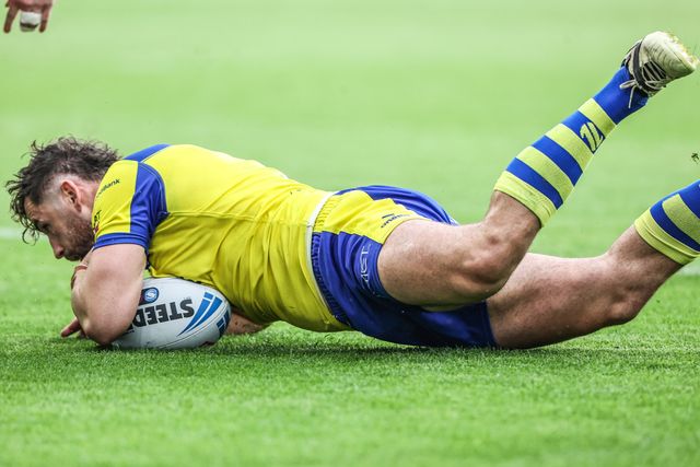Toby King of Warrington Wolves goes over for a try during the Betfred Super League Round 23 match Huddersfield Giants vs Warrington Wolves at Accu Stadium, Huddersfield, United Kingdom, 24th August 2025

(Photo by Alfie Cosgrove/News Images)