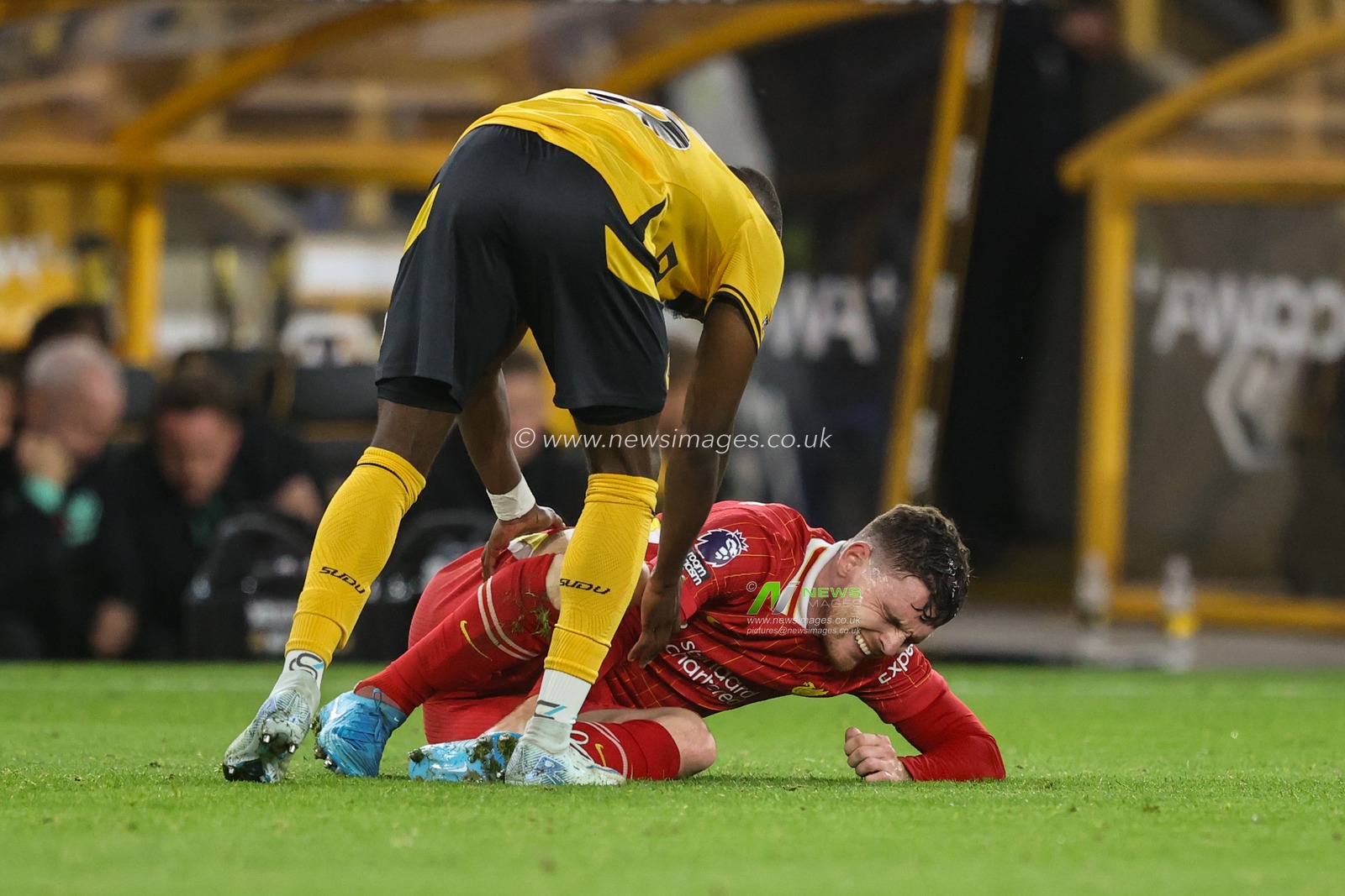 Andrew Robertson of Liverpool goes down with an injury during the Premier League match Wolverhampton Wanderers vs Liverpool at Molineux, Wolverhampton, United Kingdom, 28th September 2024

(Photo by Alfie Cosgrove/News Images)