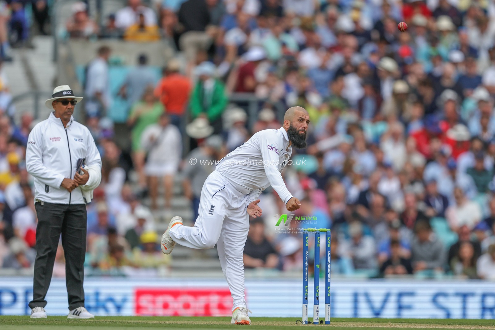 Moeen Ali of England delivers the ball during the LV= Insurance Ashes Fifth Test Series Day Four match England vs Australia at The Kia Oval, London, United Kingdom, 30th July 2023

(Photo by Mark Cosgrove/News Images)