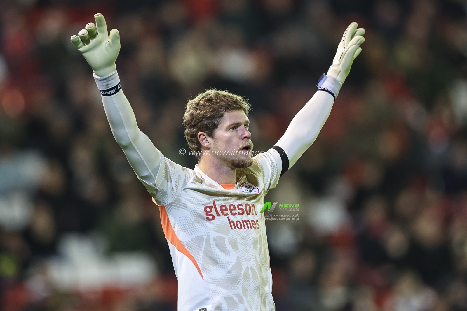Ben Killip of Barnsley gives his team instructions during the Sky Bet League 1 match Barnsley vs Rotherham United at Oakwell, Barnsley, United Kingdom, 8th November 2024

(Photo by Mark Cosgrove/News Images)