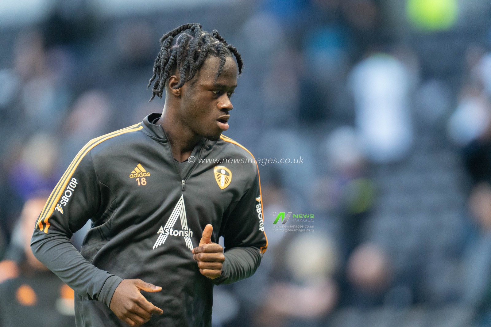 Darko Gyabi #18 of Leeds United  warming up prior to the Premier League match Tottenham Hotspur vs Leeds United at Tottenham Hotspur Stadium, London, United Kingdom, 12th November 2022

(Photo by Richard Washbrooke/News Images)