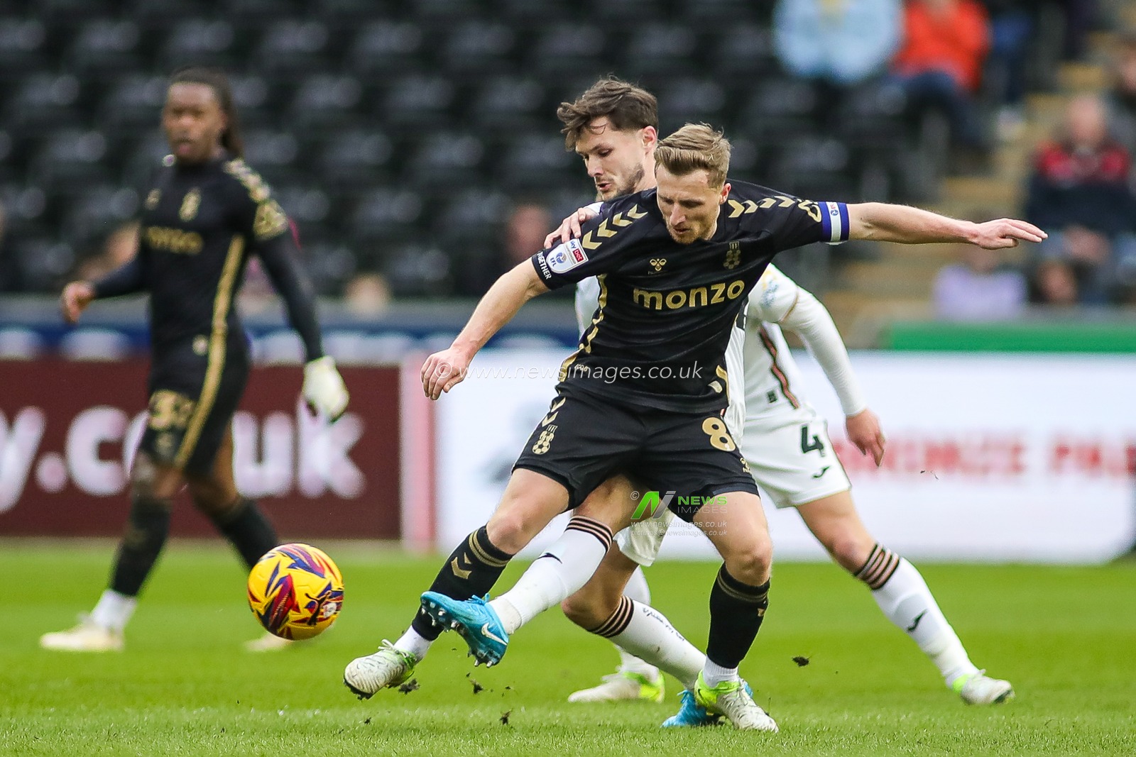Jamie Allen of Coventry City under pressure from Liam Cullen of Swansea City during the Sky Bet Championship match Swansea City vs Coventry City at Swansea.com Stadium, Swansea, United Kingdom, 1st February 2025

(Photo by Andrew Lewis/News Images)
