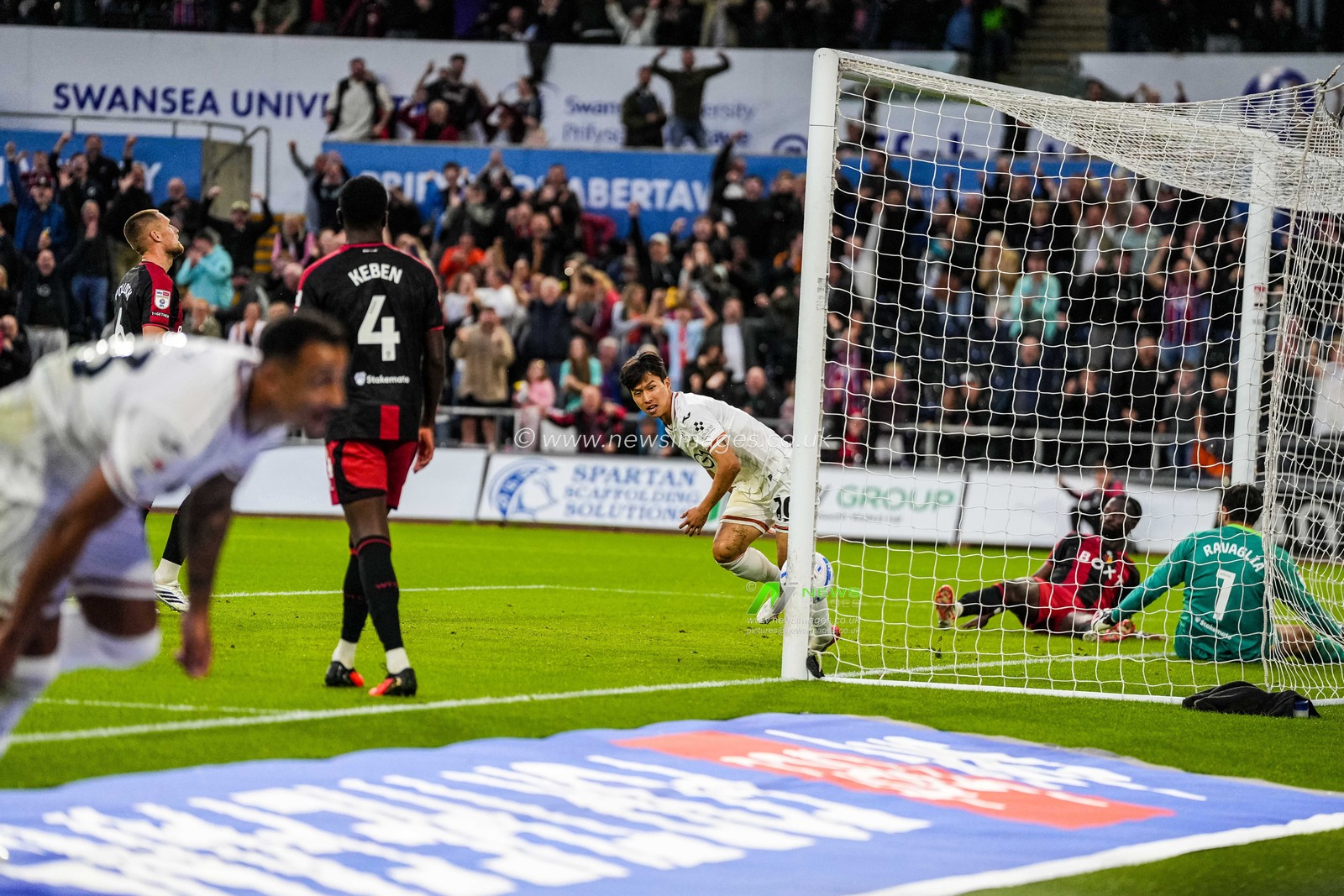 Eom Ji-Sung of Swansea City scores his teams first goal during the Sky Bet Championship match Swansea City vs Watford at Swansea.com Stadium, Swansea, United Kingdom on 01 September 2026

(Photo by Andrew Lewis/News Images)