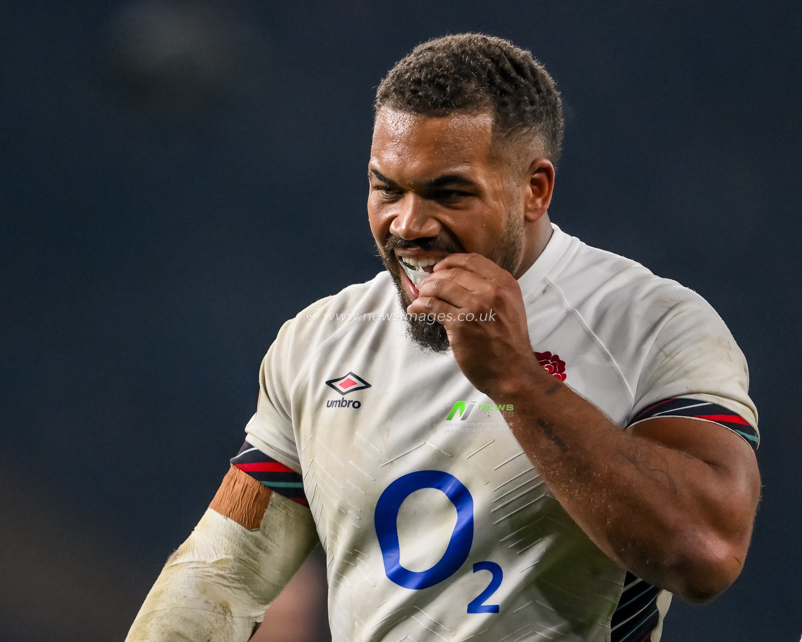 Ollie Lawrence of England put his gum shield back in during the 2025 Guinness 6 Nations match England vs France at Allianz Stadium,, Twickenham, United Kingdom, 8th February 2025

(Photo by Craig Thomas/News Images)