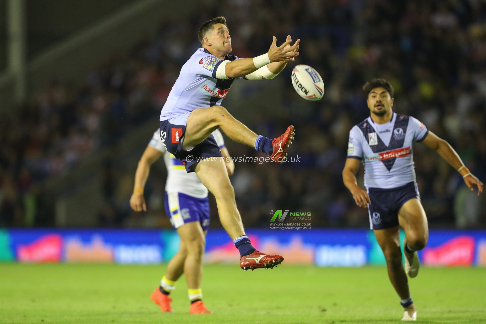 Louie McCarthy-Scarsbrook #15 of St Helens fails to catch the ball during the Betfred Super League Round 26 match Warrington Wolves vs St Helens at Halliwell Jones Stadium, Warrington, United Kingdom, 15th September 2023

(Photo by Gareth Evans/News Images)