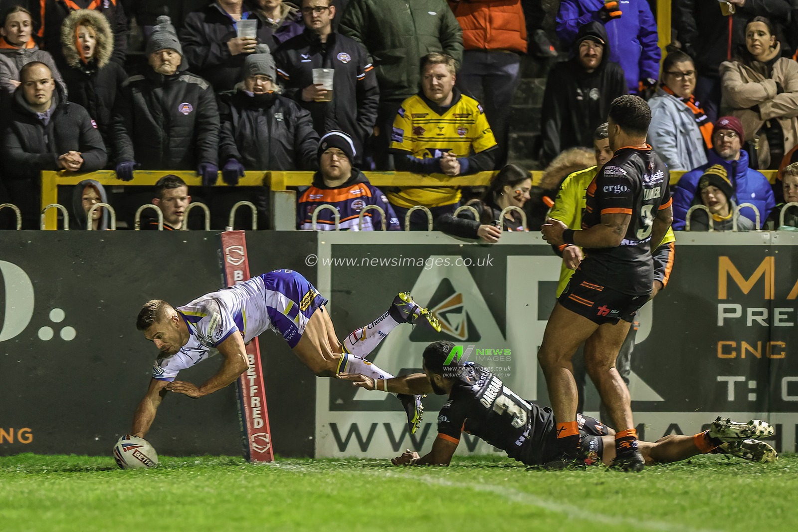 Matty Russell #34 of Warrington Wolves goes over for a try during the Betfred Super League Round 6 match Castleford Tigers vs Warrington Wolves at The Mend-A-Hose Jungle, Castleford, United Kingdom, 24th March 2023

(Photo by Mark Cosgrove/News Images)
