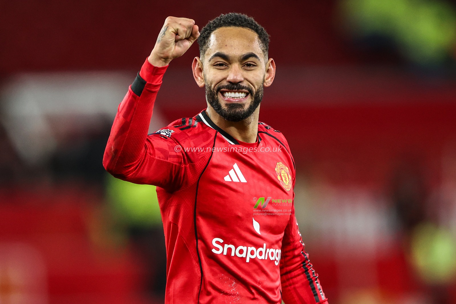 Matheus Cunha of Manchester Untied celebrates the win with the fans during the Premier League match Manchester United vs Newcastle United at Old Trafford, Manchester, United Kingdom, 26th December 2025

(Photo by Alfie Cosgrove/News Images)

*** GER AUT SUI OUT ***
