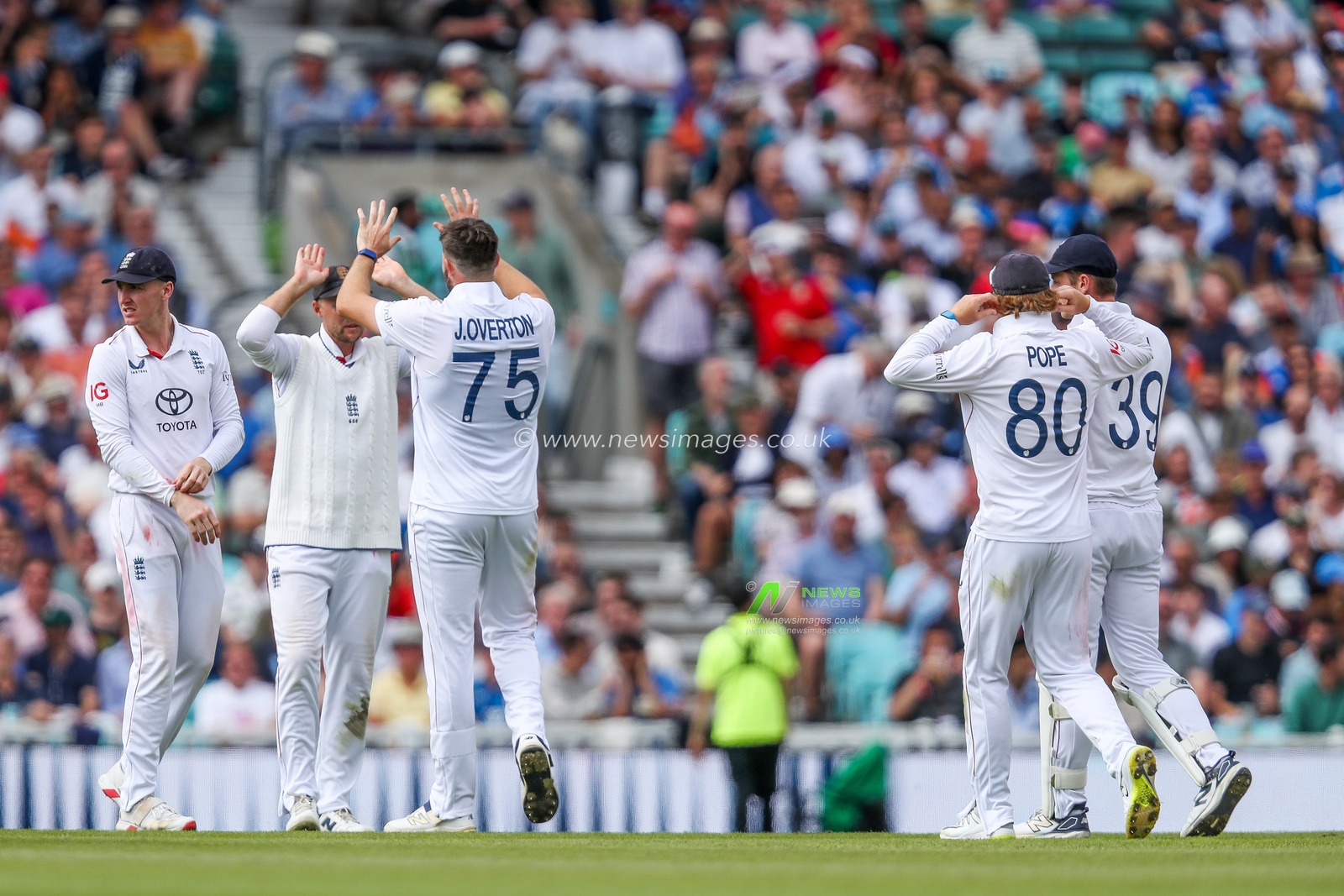 Jamie Overton of England celebrates with teammates after the dismissal of Dhruv Jurel of India during the 5th Rothesay Test Match Day 3 England vs India at The Kia Oval, London, United Kingdom, 2nd August 2025

(Photo by Izzy Poles/News Images)