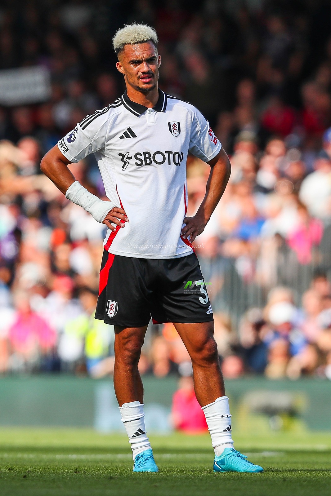 Antonee Robinson of Fulham looks on during the Premier League match Fulham vs West Ham United at Craven Cottage, London, United Kingdom, 14th September 2024

(Photo by Izzy Poles/News Images)