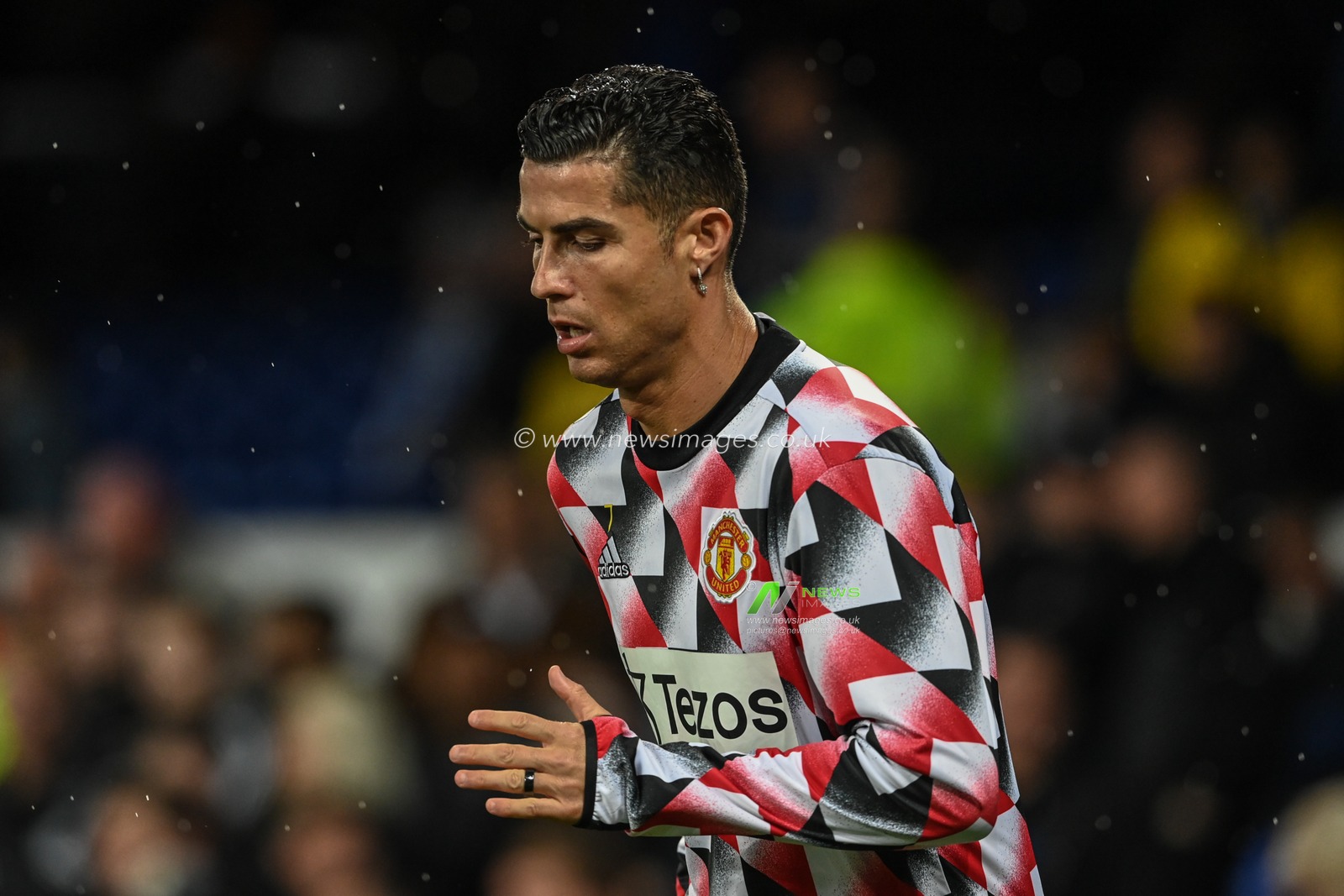 Cristiano Ronaldo #7 of Manchester United during the pre-game warmup before the Premier League match Everton vs Manchester United at Goodison Park, Liverpool, United Kingdom, 9th October 2022

(Photo by Craig Thomas/News Images)