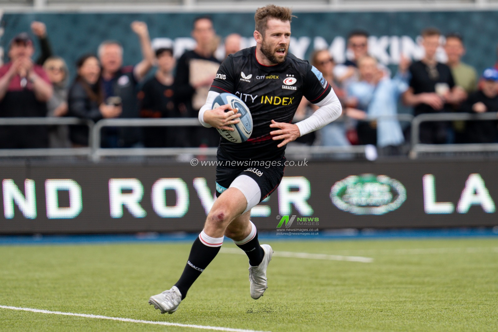 Elliot Daly #13 of Saracens scores a try
