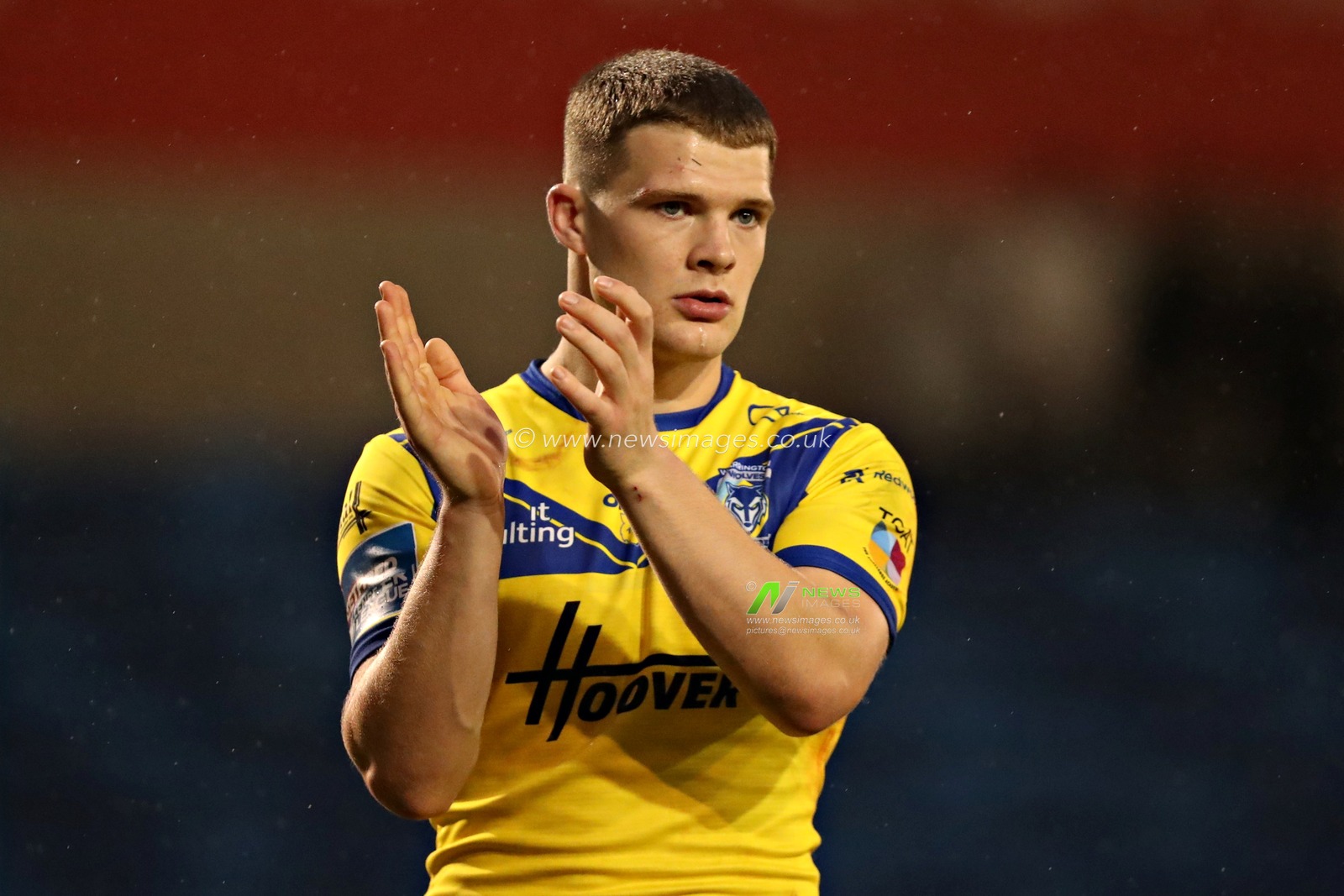 Jake Thewlis of Warrington Wolves applauds the fans after the Betfred Super League round 17 match Salford Red Devils vs Warrington Wolves at Salford Community Stadium, Eccles, United Kingdom, 4th July 2025(Photo by Sam Eaden/News Images)