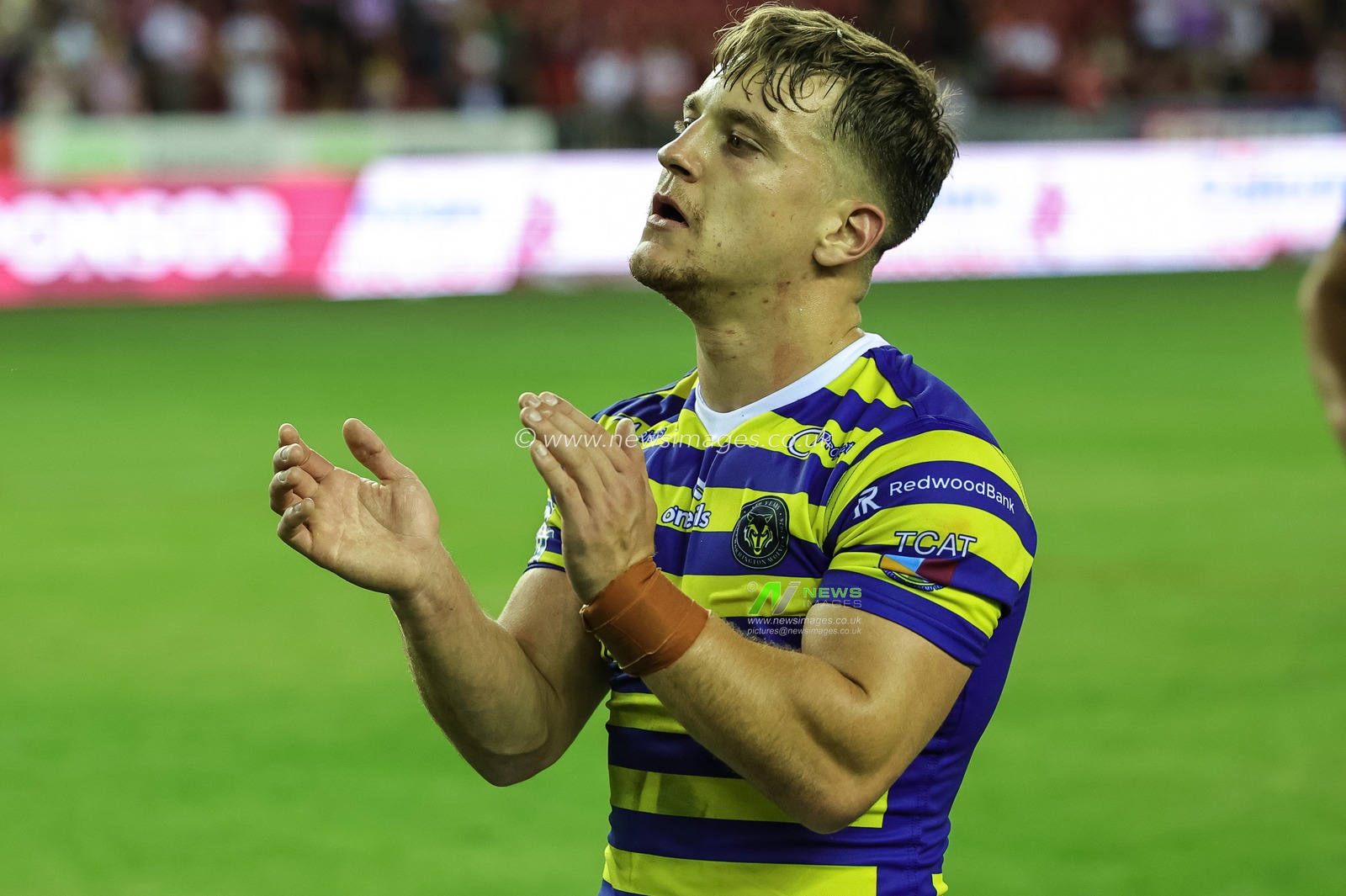 Leon Hayes of Warrington Wolves applauds the fans during the Betfred Super League round 18 match Wigan Warriors vs Warrington Wolves at The Brick Community Stadium, Wigan, United Kingdom on 10 July 2026

(Photo by Mark Cosgrove/News Images)