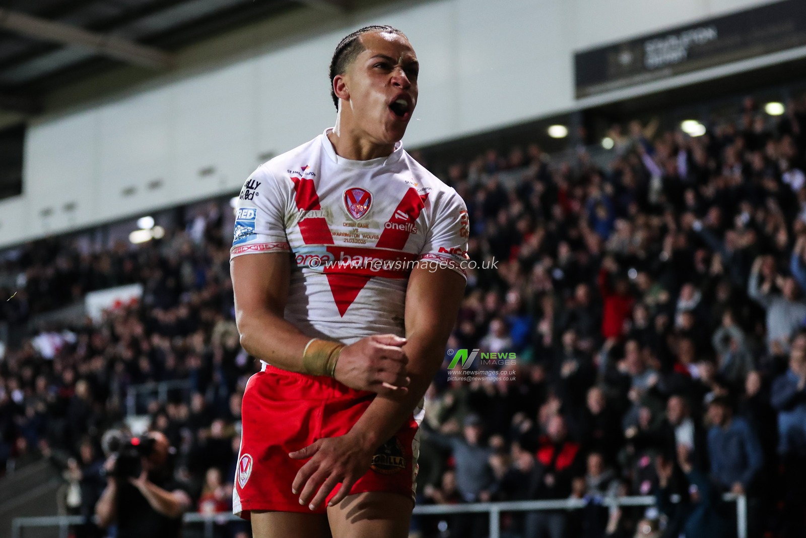 Dayon Sambou of St. Helens celebrates his try to make it 12-14 during the Betfred Super League Round 5 match St Helens vs Warrington Wolves at Totally Wicked Stadium, St Helens, United Kingdom, 21st March 2025

(Photo by Gareth Evans/News Images)