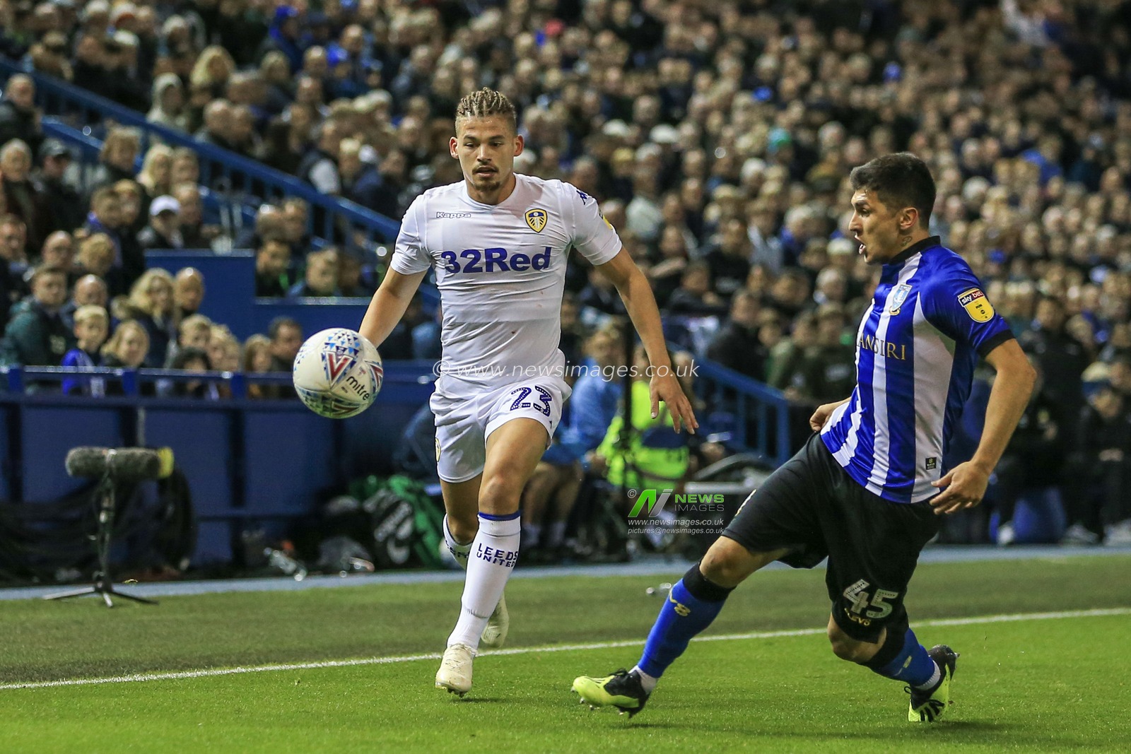 28th September 2018, Hillsborough, Sheffield, England; Sky Bet Championship, Sheffield Wednesday v Leeds Utd : Kalvin Phillips (23) of Leeds Utd  and Fernando Forestieri of Sheffield Wednesday chase the ball  

Credit: Mark Cosgrove/News Images,

English Football League images are subject to DataCo Licence