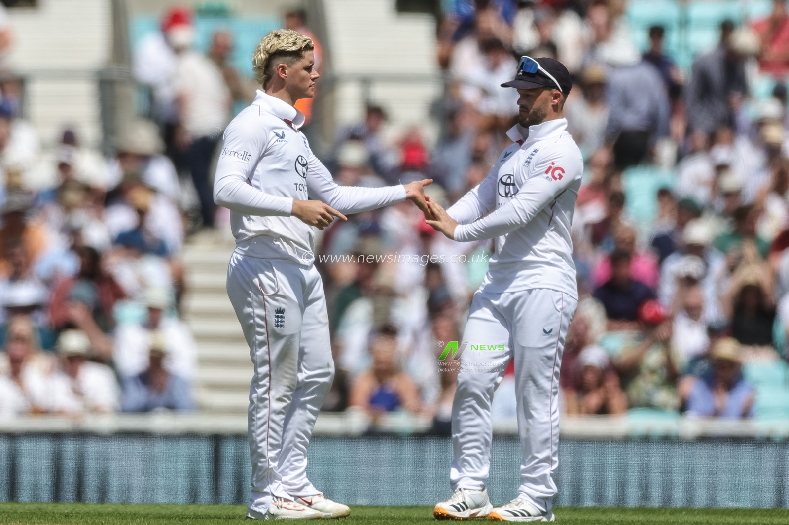 Jacob Bethell of England celebrates the wicket of Kyle Jamieson of New Zealand with Ben Duckett of England  during the 2nd Rothesay Test Match Day 2 match England vs New Zealand at The Kia Oval, London, United Kingdom on 18 June 2026

(Photo by Mark Cosgrove/News Images)
