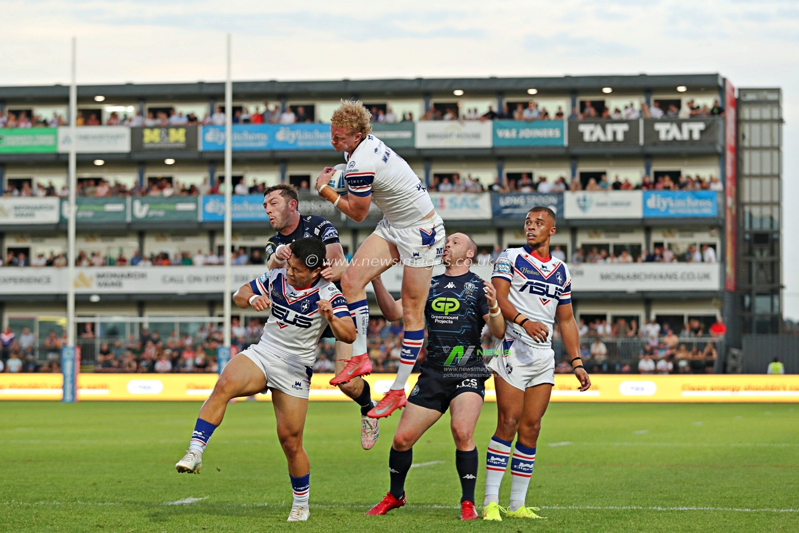Lachlan Walmsley of Wakefield Trinity takes a high ball during the Betfred Super League round 15 match Wakefield Trinity vs Wigan Warriors at DIY Kitchens Stadium, Wakefield, United Kingdom, 20th June 2025

(Photo by Sam Eaden/News Images)
