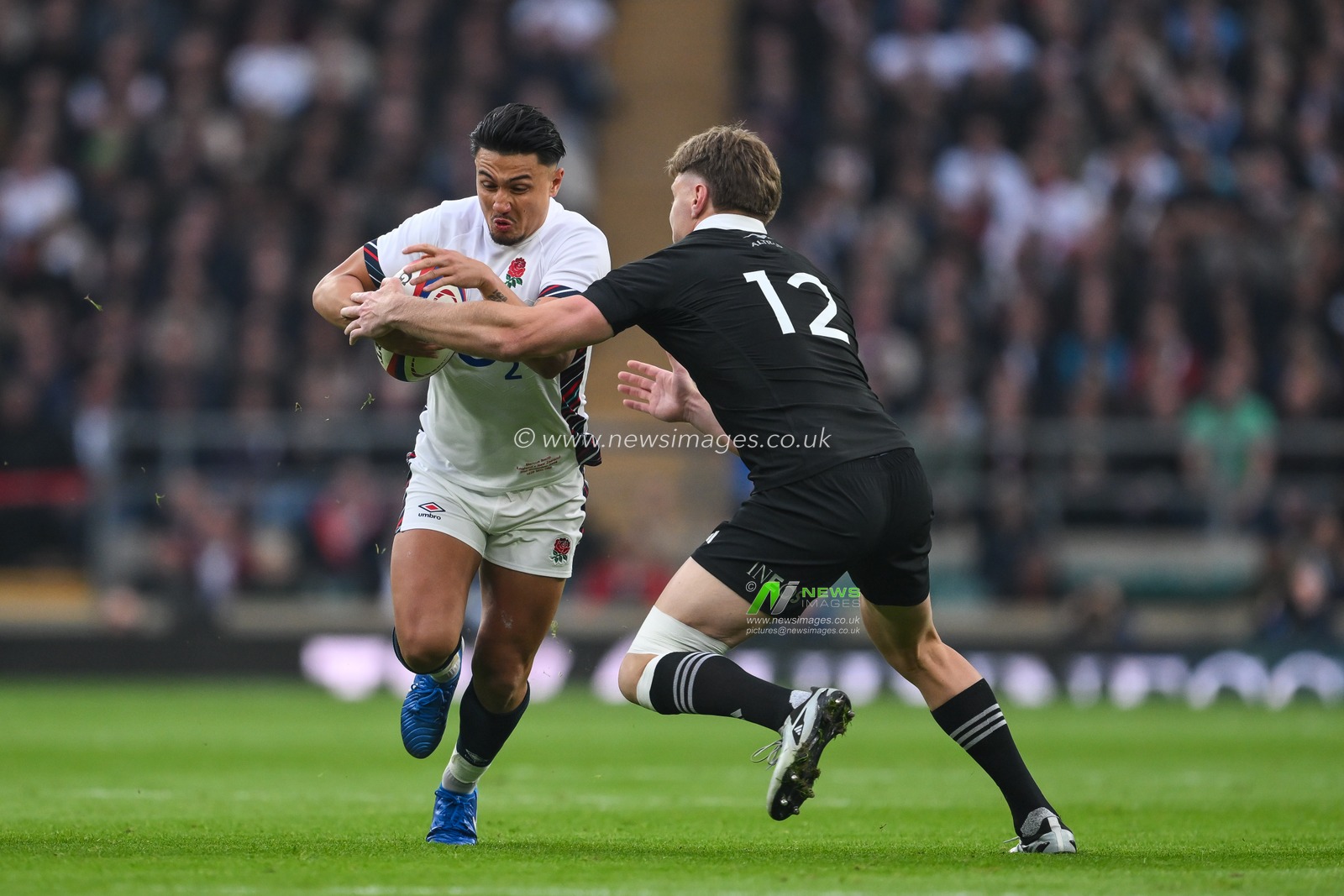 Marcus Smith of England is tackled by Jordie Barrett of New Zealand during the Autumn Nations Series match England vs New Zealand at Allianz Stadium,, Twickenham, United Kingdom, 2nd November 2024

(Photo by Craig Thomas/News Images)
