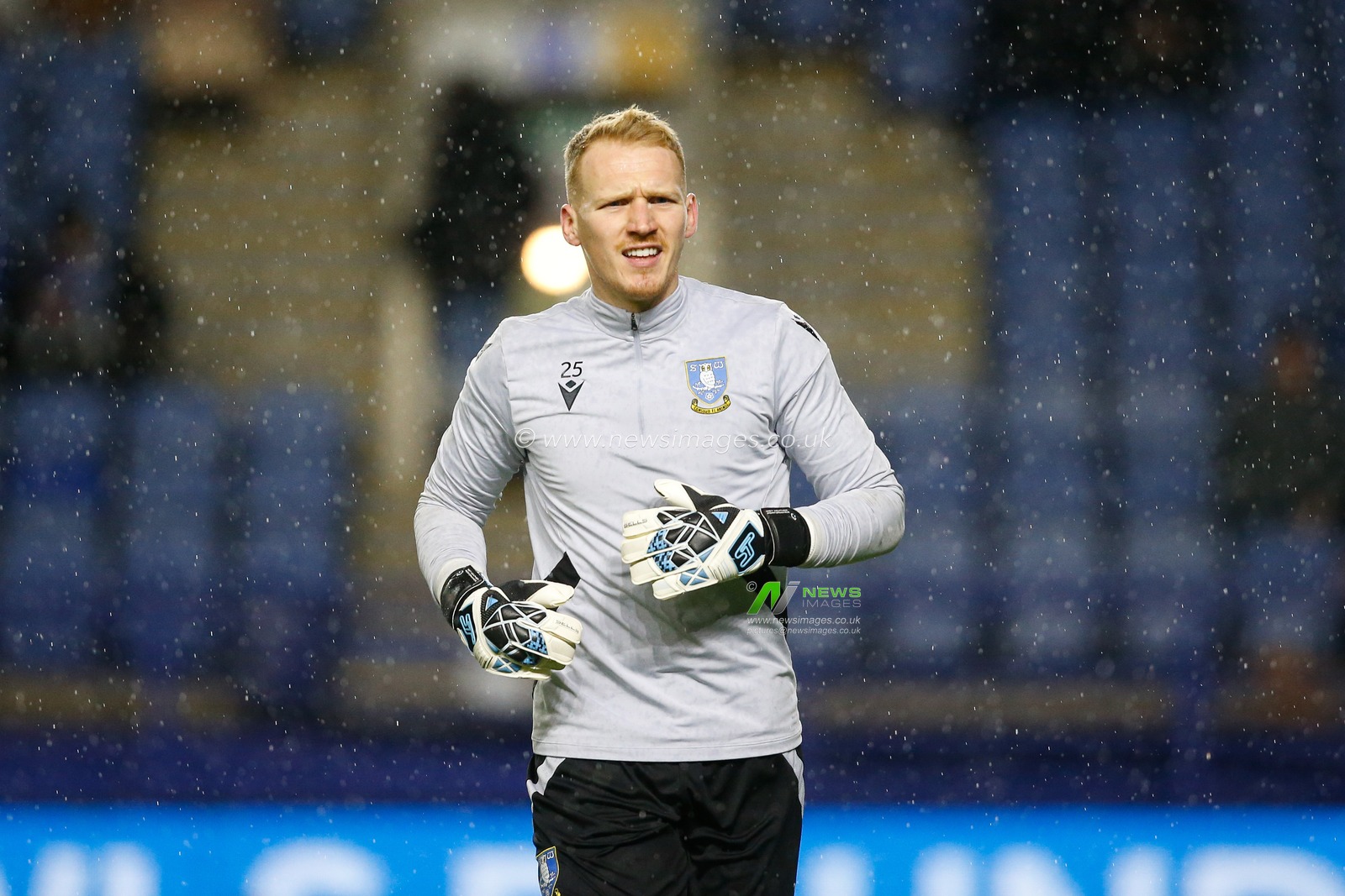 Cameron Dawson #25 of Sheffield Wednesday warms up before the Emirates FA Cup Third Round match Sheffield Wednesday vs Newcastle United at Hillsborough, Sheffield, United Kingdom, 7th January 2023

(Photo by Ben Early/News Images)