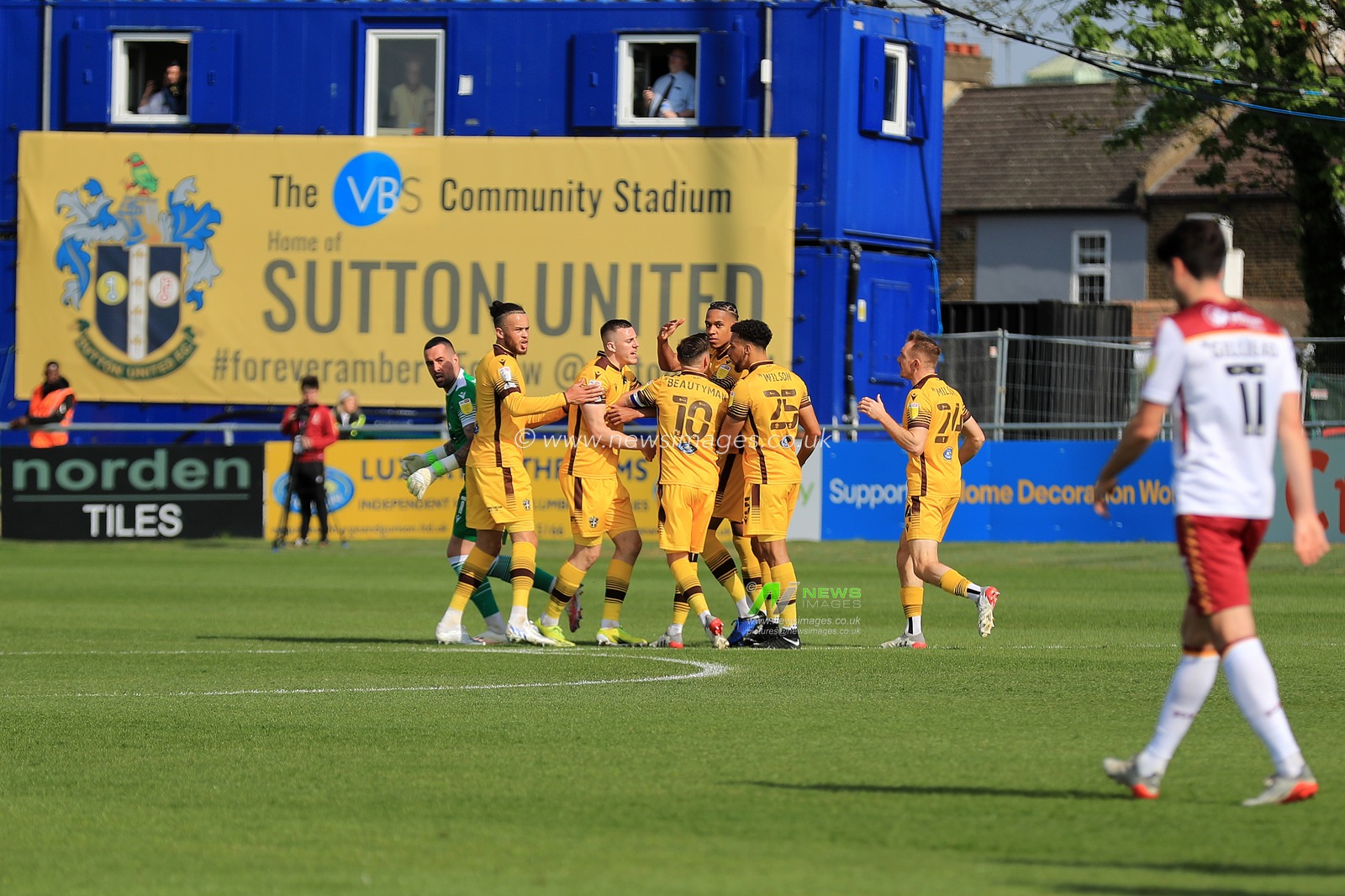 GOAL: Alistair Smith #29 of Sutton United scores to make it 1-1.