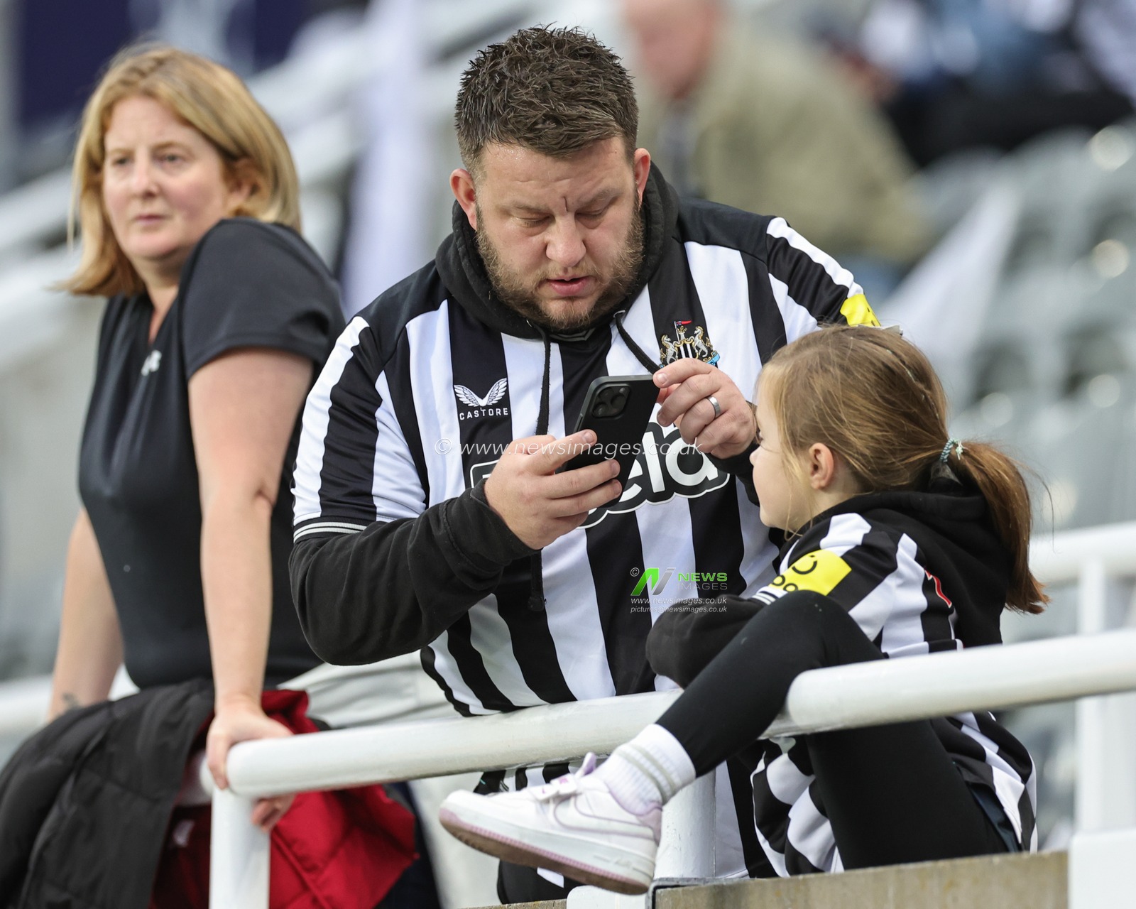 Newcastle United fans arrive ahead of the UEFA Champions League match Newcastle United vs Paris Saint-Germain at St. James's Park, Newcastle, United Kingdom, 4th October 2023

(Photo by Mark Cosgrove/News Images)