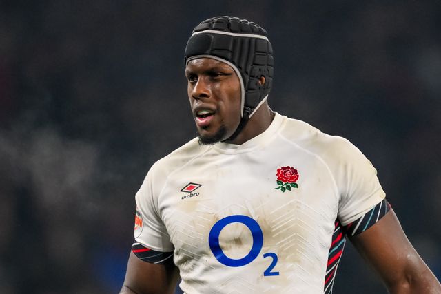Maro Itoje of England gives his team instructions during the 2025 Guinness 6 Nations match England vs France at Allianz Stadium,, Twickenham, United Kingdom, 8th February 2025

(Photo by Craig Thomas/News Images)