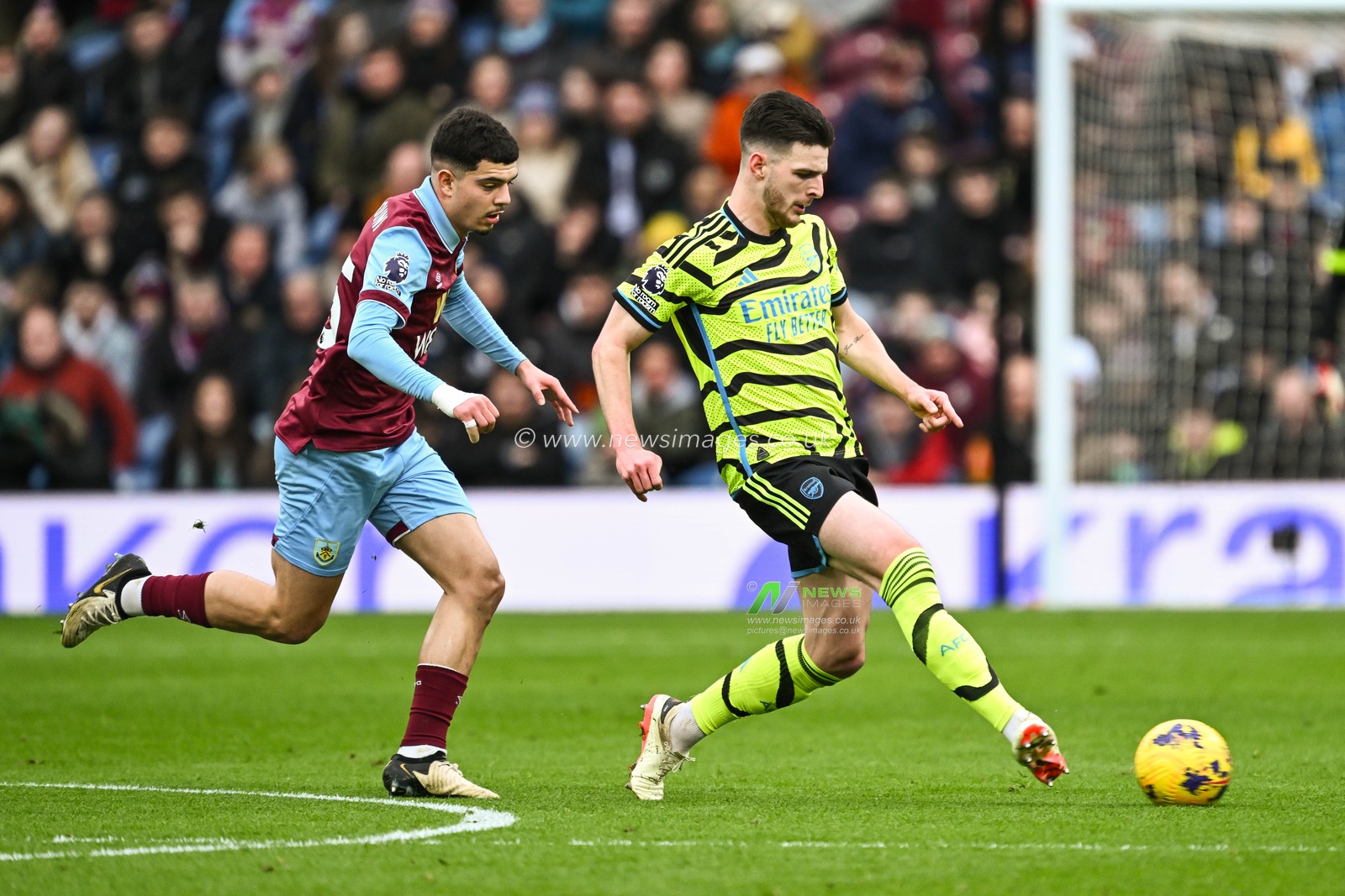 Declan Rice of Arsenal passes the ball during the Premier League match Burnley vs Arsenal at Turf Moor, Burnley, United Kingdom, 17th February 2024

(Photo by Craig Thomas/News Images)