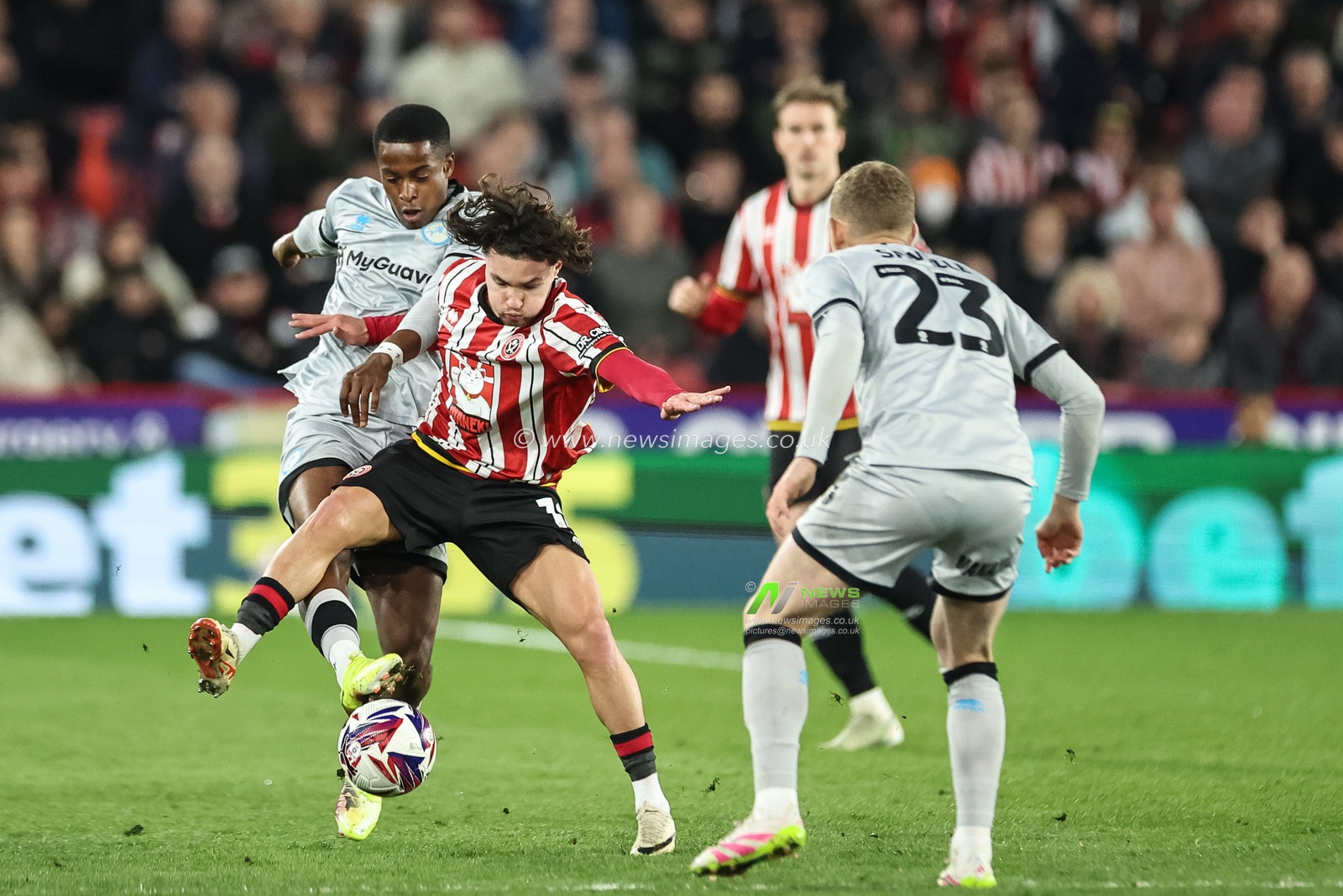 Callum O'Hare of Sheffield United and Aidomo Emakhu of Millwall battle for the ball during the Sky Bet Championship match Sheffield United vs Millwall at Bramall Lane, Sheffield, United Kingdom, 8th April 2025

(Photo by Mark Cosgrove/News Images)