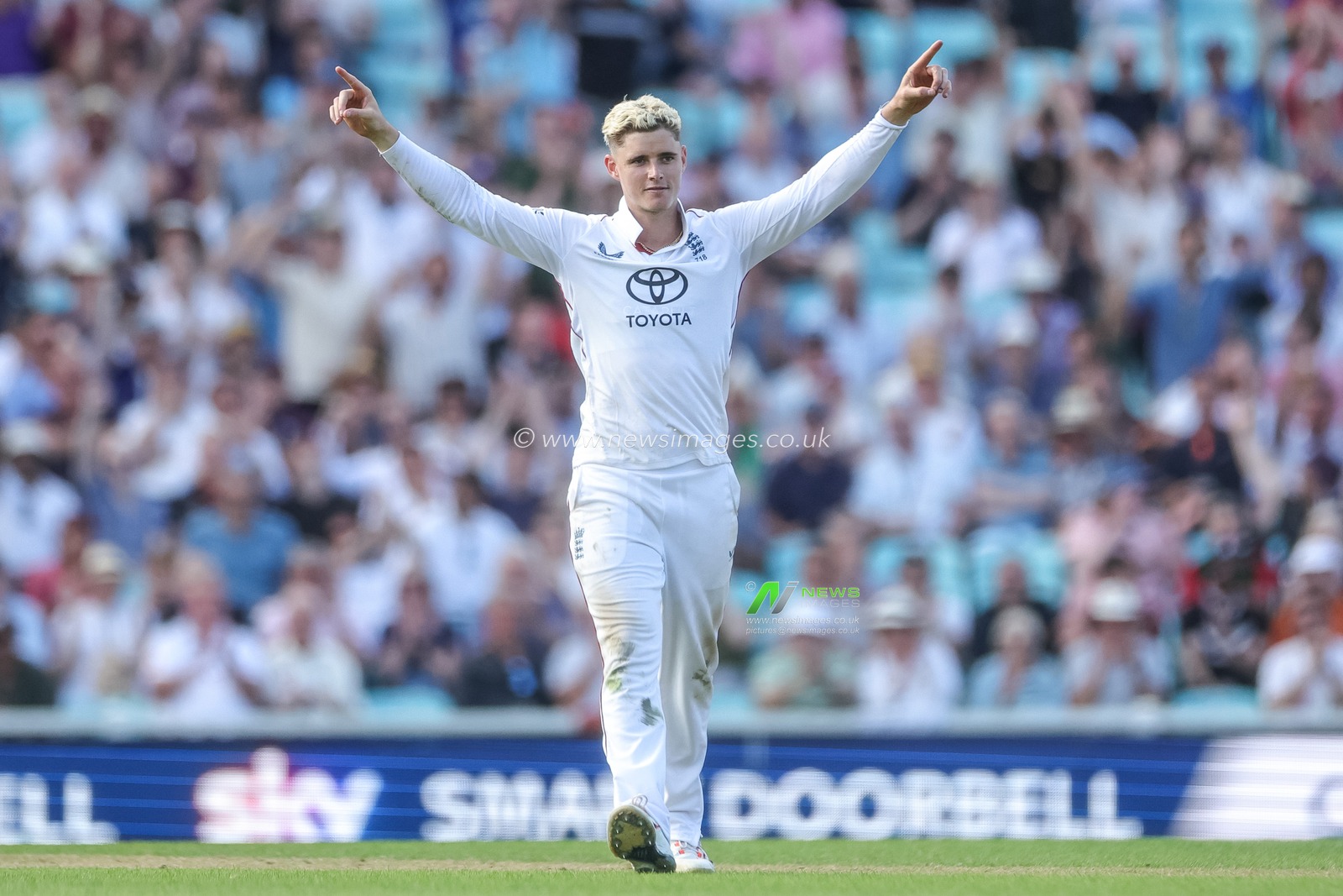 Jacob Bethell of England celebrates the wicket of Tom Blundell of New Zealand during the 2nd Rothesay Test Match Day 1 match England vs New Zealand at The Kia Oval, London, United Kingdom on 17 June 2026

(Photo by Mark Cosgrove/News Images)