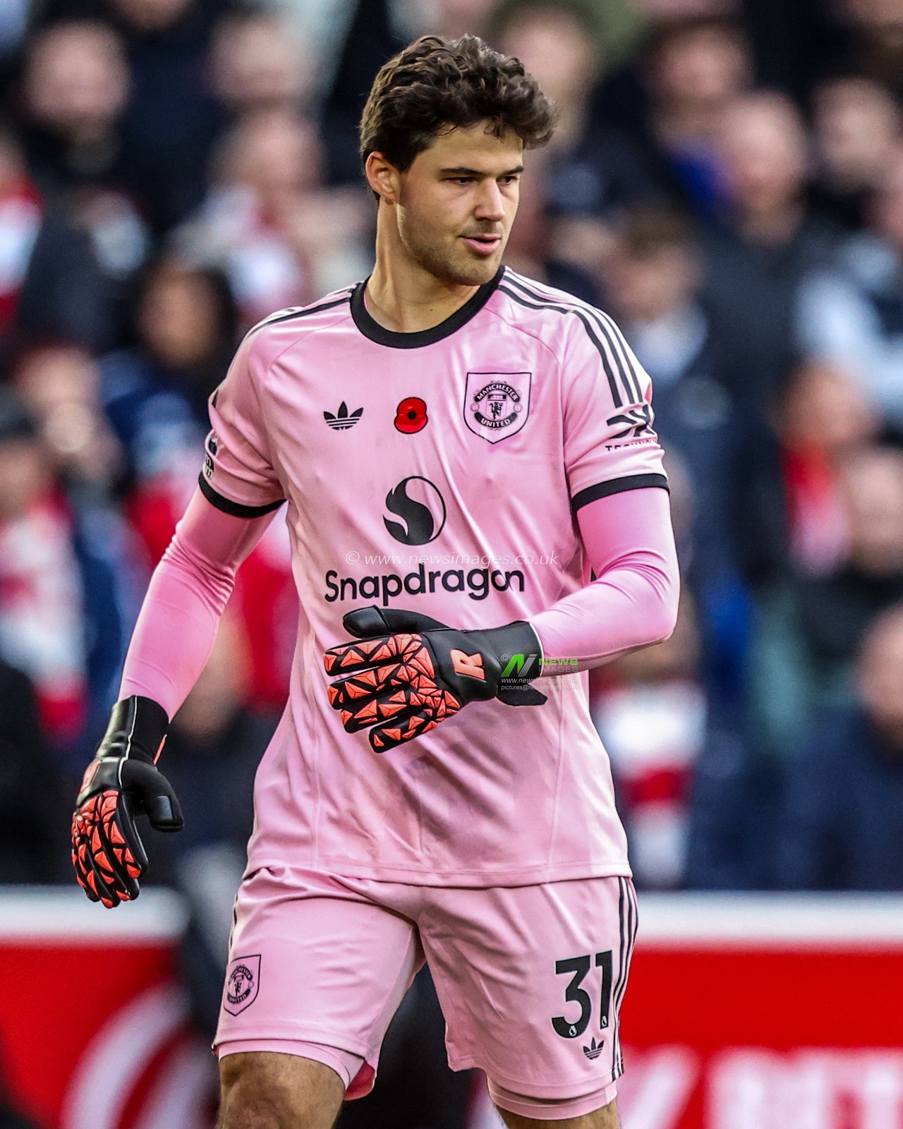 Manchester United goalkeeper Senne Lammens during the Premier League match Nottingham Forest vs Manchester United at City Ground, Nottingham, United Kingdom, 1st November 2025

(Photo by Alfie Cosgrove/News Images)

*** GER AUT SUI OUT ***
