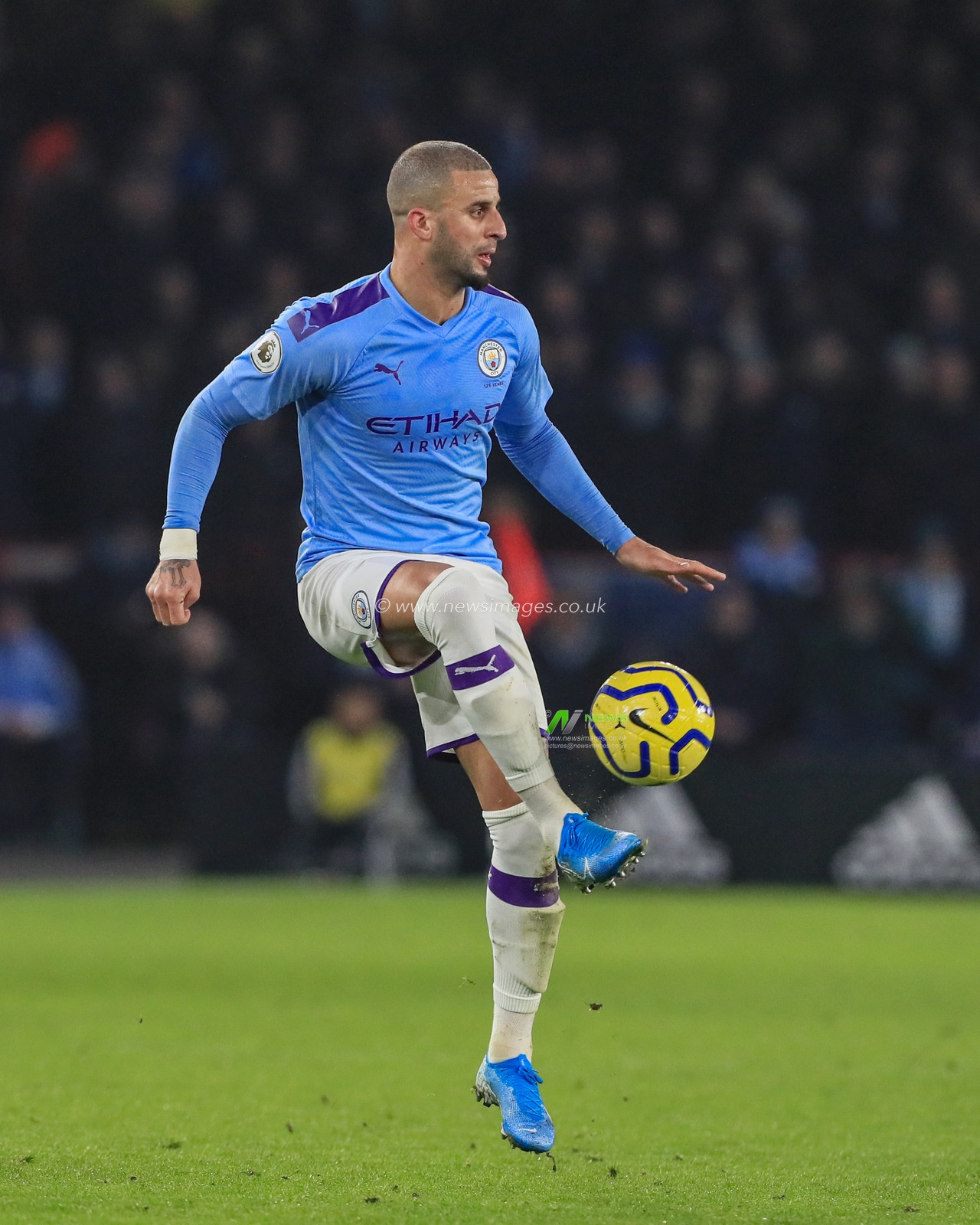 21st January 2020, Bramall Lane, Sheffield, England; Premier League, Sheffield United v Manchester City : Kyle Walker (2) of Manchester City controls the ball