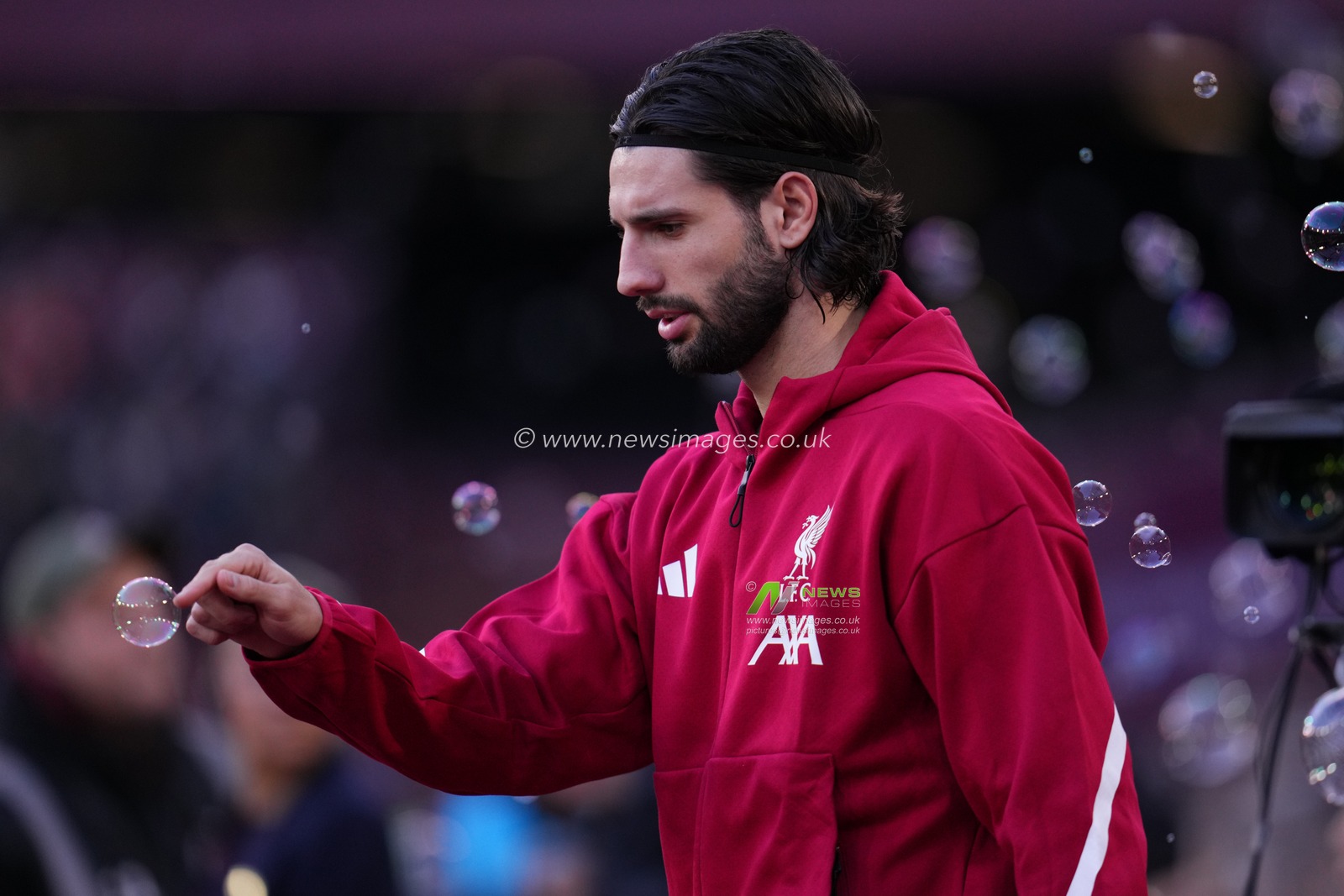 Dominik Szoboszlai of Liverpool pops West Ham bubble ahead of kick off during the Premier League match West Ham United vs Liverpool at London Stadium, London, United Kingdom, 30th November 2025

(Photo by Harvey Murphy/News Images)

*** GER AUT SUI OUT ***