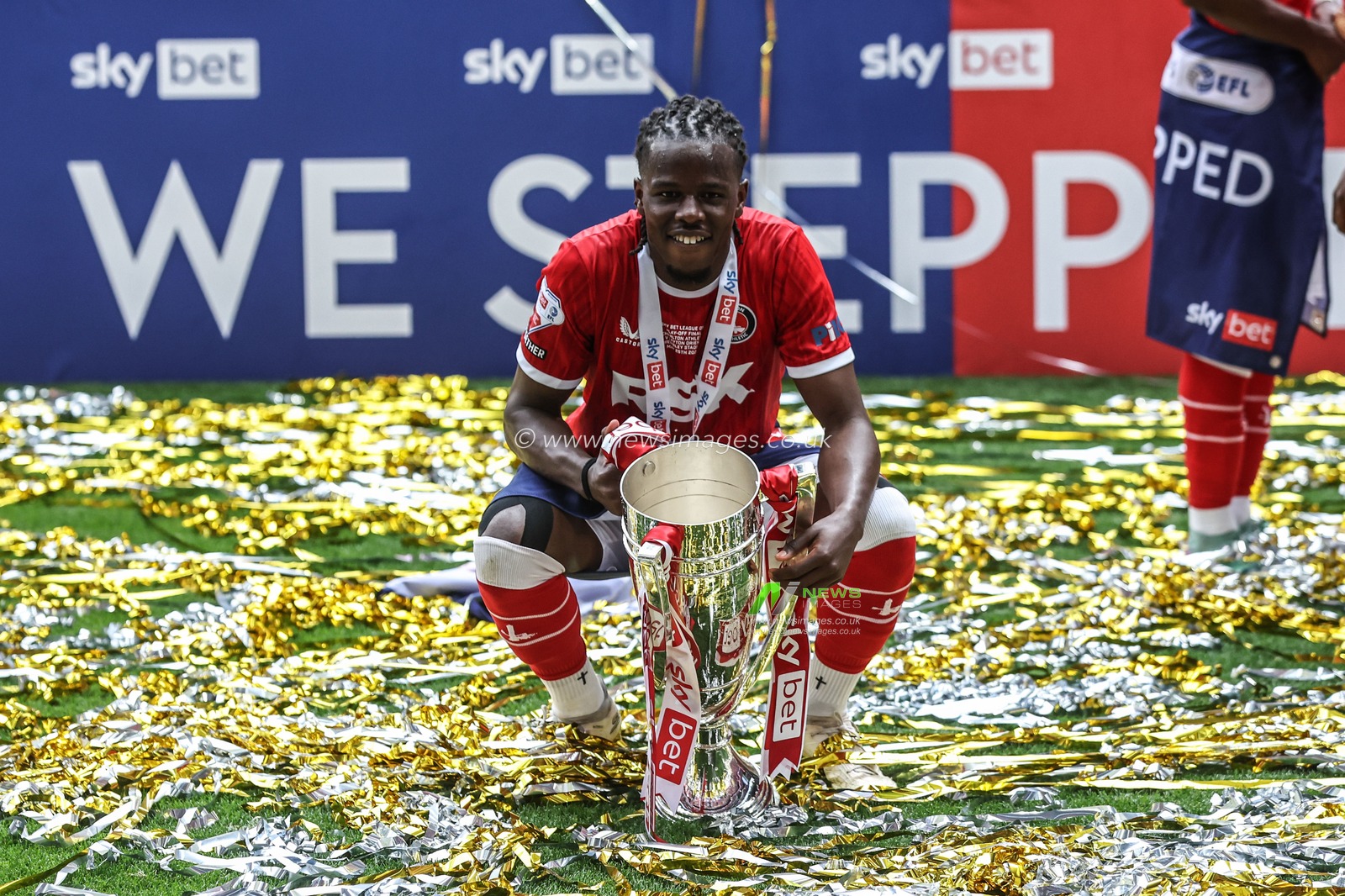 Karoy Anderson of Charlton Athletic poses with the trophy during the Sky Bet League 1 Playoff Final match Charlton Athletic vs Leyton Orient at Wembley Stadium, London, United Kingdom, 25th May 2025

(Photo by Alfie Cosgrove/News Images)