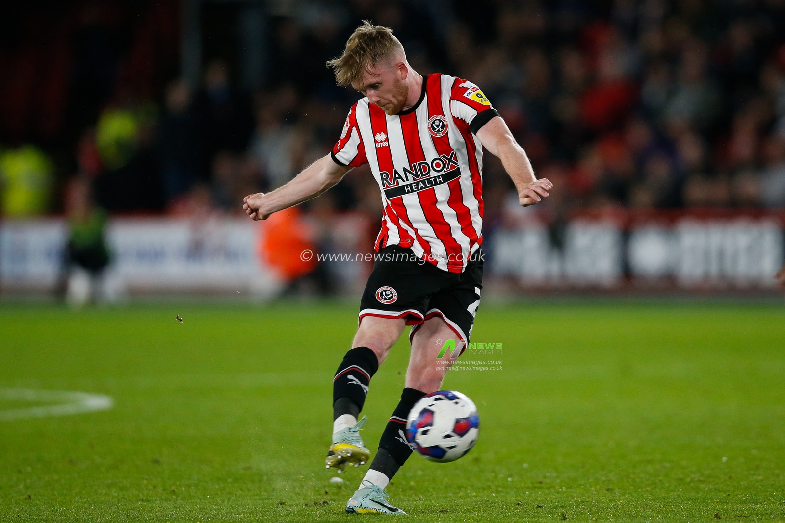 Tommy Doyle #22 of Sheffield United attempts a shot on goal during the Sky Bet Championship match Sheffield United vs Queens Park Rangers at Bramall Lane, Sheffield, United Kingdom, 4th October 2022

(Photo by Ben Early/News Images)