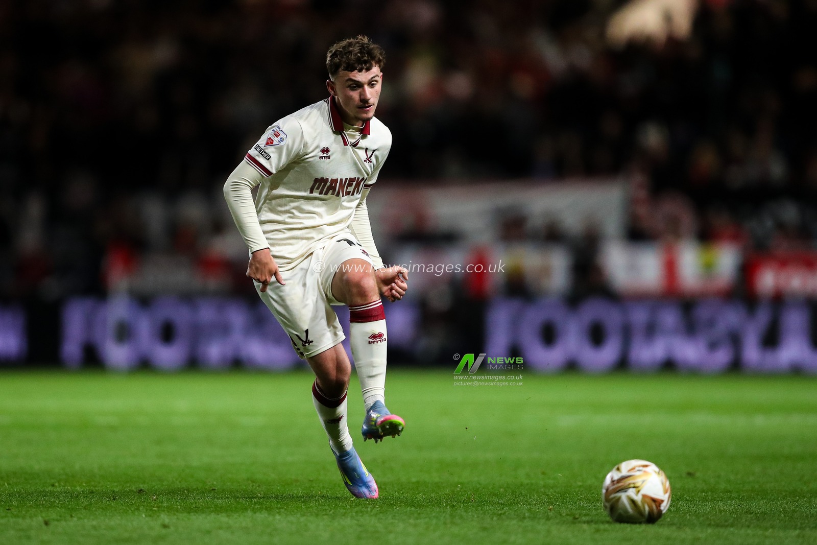 Harrison Burrows of Sheffield United passes the ball during the Sky Bet Championship Playoff Semi-final match Bristol City vs Sheffield United at Ashton Gate, Bristol, United Kingdom, 8th May 2025

(Photo by Gareth Evans/News Images)