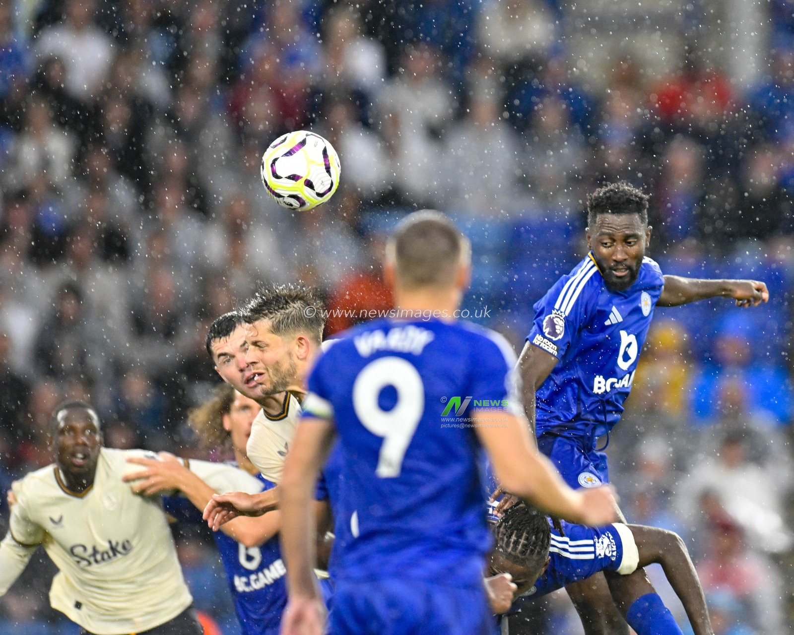 Teams battle for the ball in the air from Leicester Corner Kick during the Premier League match Leicester City vs Everton at King Power Stadium, Leicester, United Kingdom, 21st September 2024

(Photo by Mark Dunn/News Images)