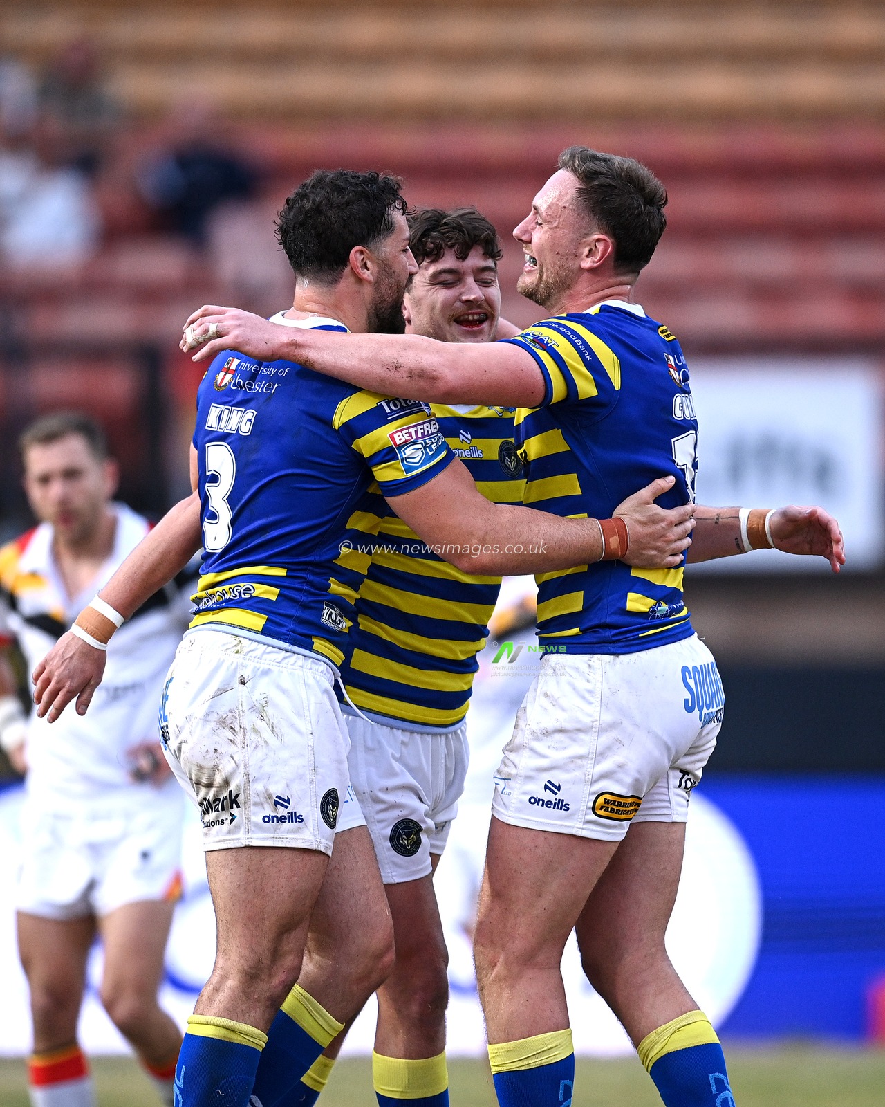 Jordan Crowther of Warrington Wolves celebrates scoring his team's fifth try with teammates during the Betfred Super League round 22 match Bradford Bulls vs Warrington Wolves at Odsal Stadium, Bradford, United Kingdom on 08 August 2026

(Photo by Ben Roberts/News Images)
