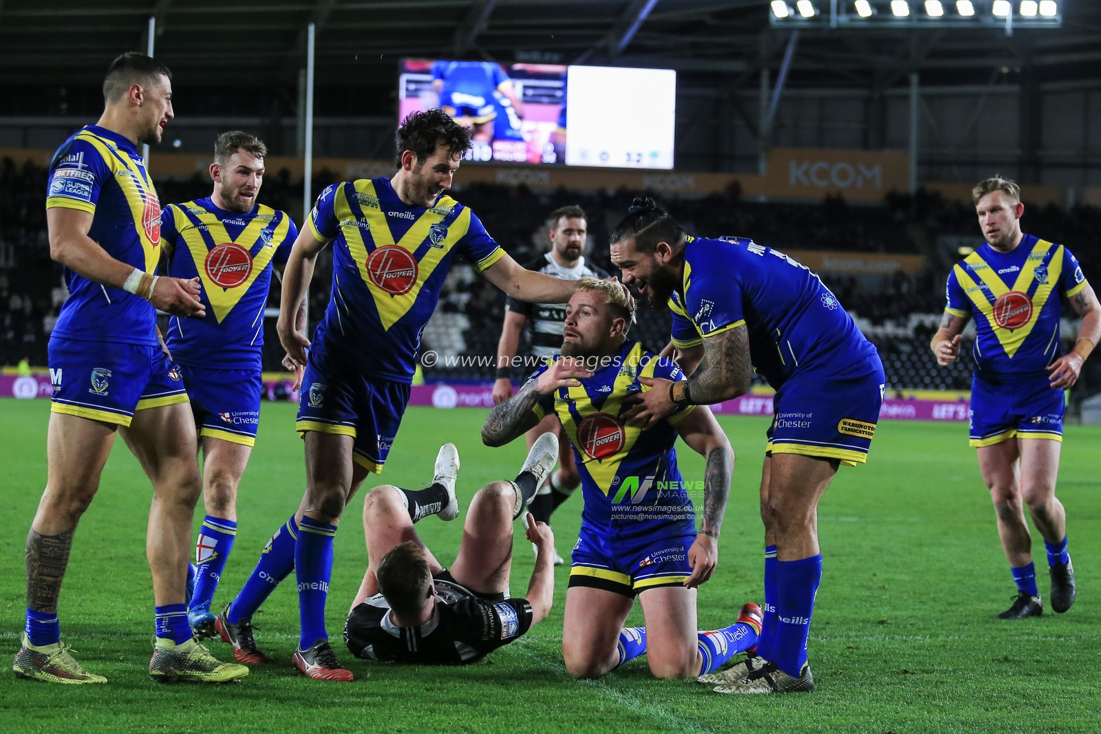 12th March 2020, KCOM Stadium, Hull, England; Betfred Super League, Hull FC v Warrington Wolves : Blake Austin (6) of Warrington Wolves celebrates his try