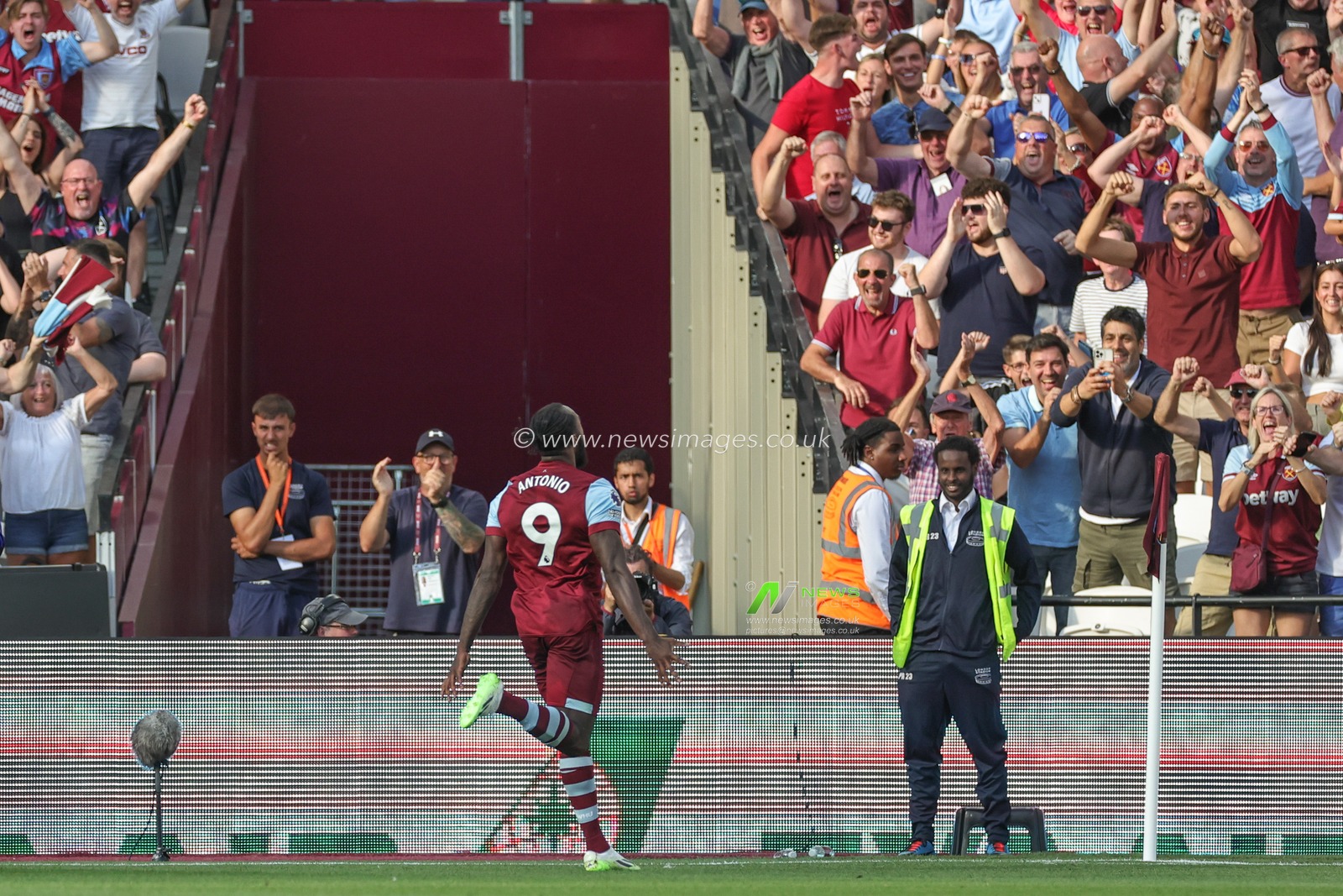 Michail Antonio #9 of West Ham United celebrates his goal to make it 2-1 during the Premier League match West Ham United vs Chelsea at London Stadium, London, United Kingdom, 20th August 2023

(Photo by Mark Cosgrove/News Images)