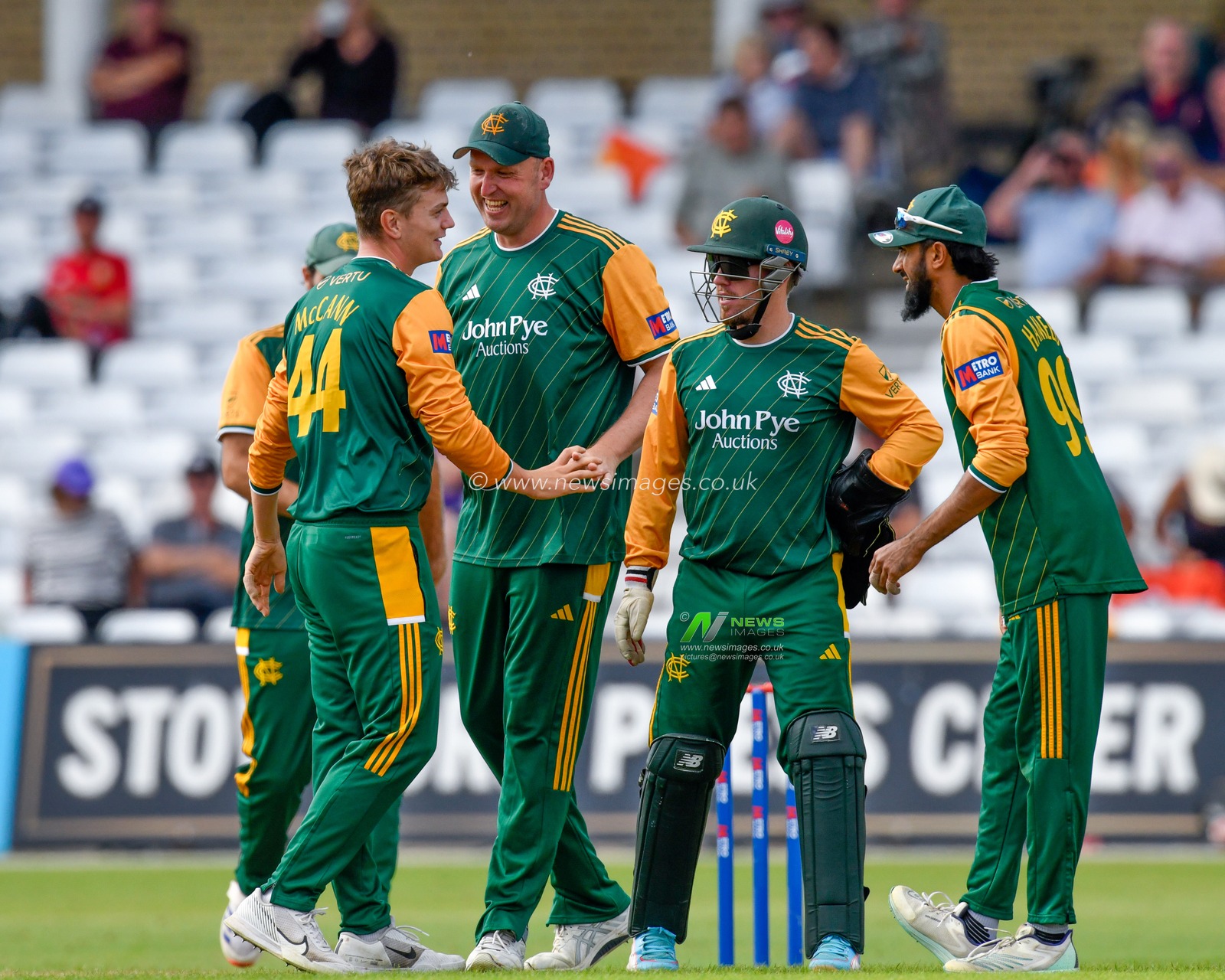 Notts Outlaws celebrate bowling out Cameron BANCROFT of Gloucestershire CCC for LBW during the Royal London One-day Cup Group B match Nottinghamshire vs Gloucestershire at Trent Bridge, Nottingham, United Kingdom, 9th August 2024

(Photo by Mark Dunn/News Images)