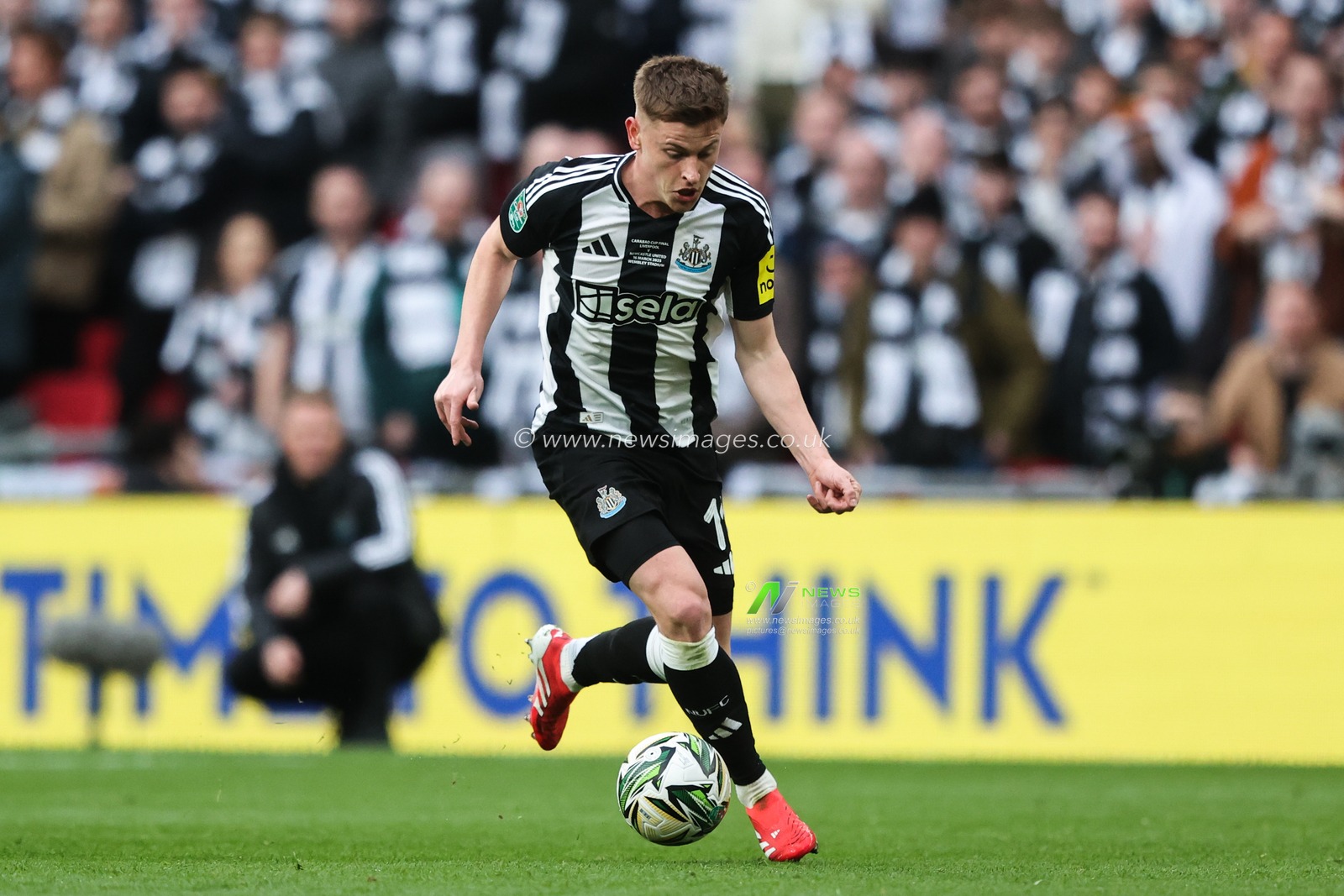 Harvey Barnes of Newcastle United breaks with the ball during the Carabao Cup Final match Liverpool vs Newcastle United at Wembley Stadium , London, United Kingdom, 16th March 2025

(Photo by Alfie Cosgrove/News Images)