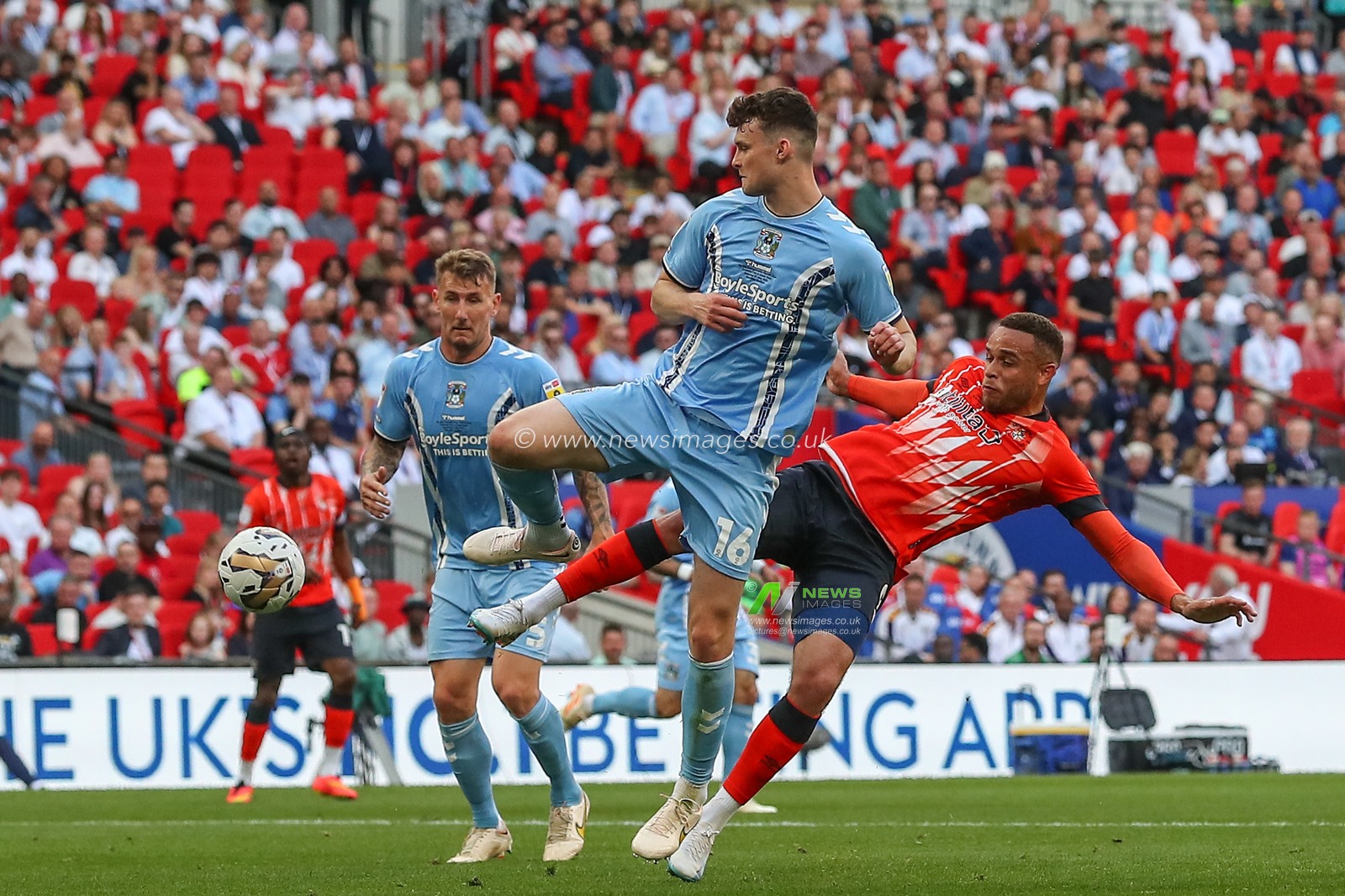Carlton Morris #9 of Luton Town has a shot on target during the Sky Bet Championship Play-Off Final match Coventry City vs Luton Town at Wembley Stadium, London, United Kingdom, 27th May 2023

(Photo by Gareth Evans/News Images)
