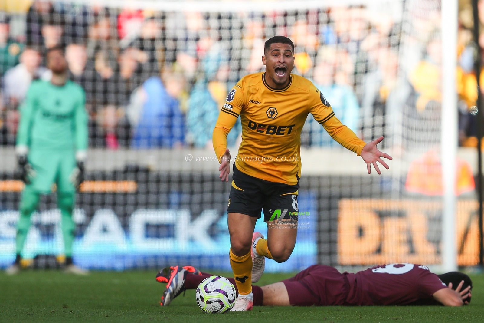 JoÃ£o Gomes of Wolverhampton Wanderers reacts after fouling Ä°lkay GÃ¼ndoÄŸan of Manchester City during the Premier League match Wolverhampton Wanderers vs Manchester City at Molineux, Wolverhampton, United Kingdom, 20th October 2024

(Photo by Gareth Evans/News Images)