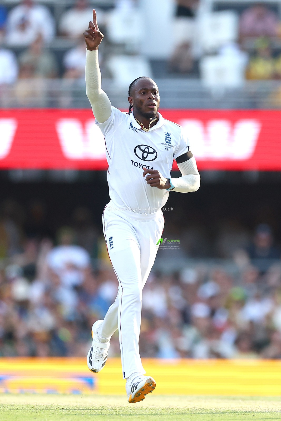Jofra Archer of England celebrates dismissing Jake Weatherald of Australia during the NRMA Insurance Ashes Second Test Day 2 Australia vs England at The Gabba, Brisbane Cricket Ground, Brisbane, Australia, 5th December 2025

(Photo by Pat Hoelscher/News Images)

*** GER AUT SUI OUT ***