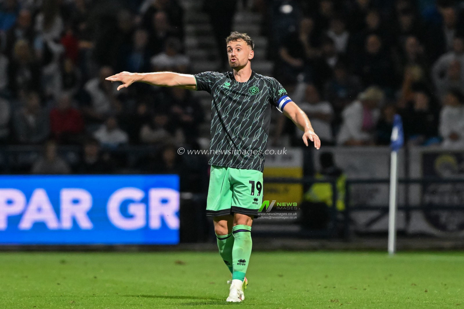 Jack Robinson of Sheffield United instructs during the Sky Bet Championship match Preston North End vs Sheffield United at Deepdale, Preston, United Kingdom, 9th August 2024

(Photo by Cody Froggatt/News Images)