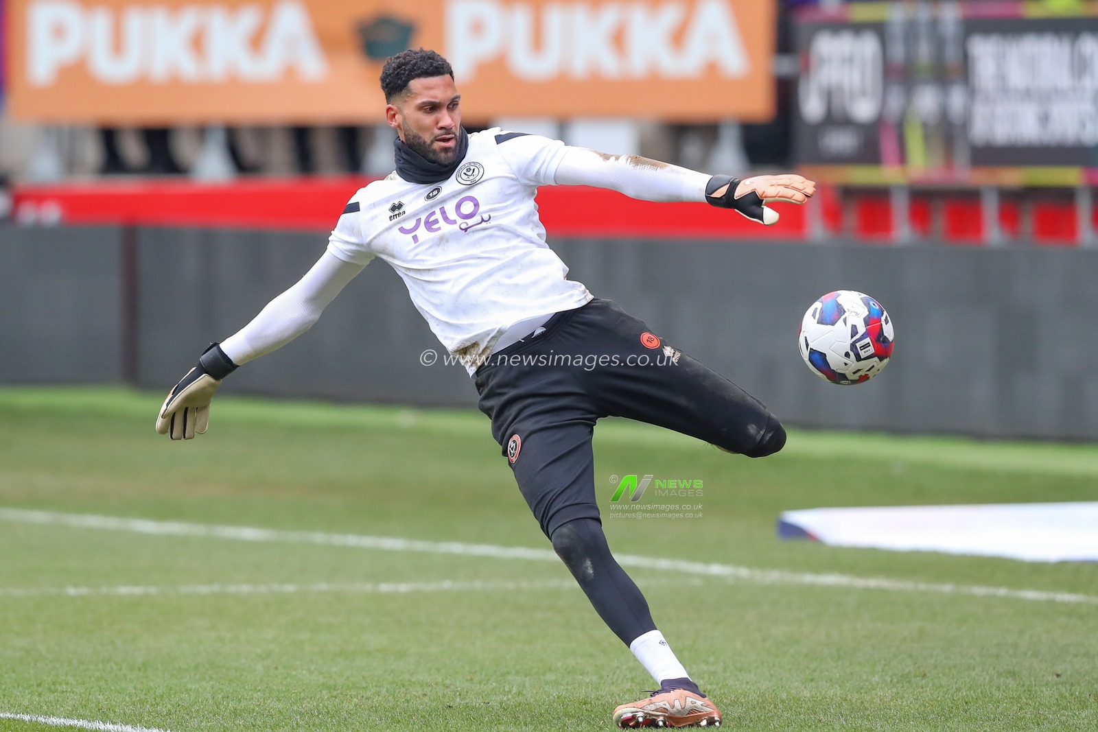 Wes Foderingham #18 of Sheffield United during the pre-game warm up ahead of the Sky Bet Championship match Rotherham United vs Sheffield United at New York Stadium, Rotherham, United Kingdom, 4th February 2023

(Photo by Gareth Evans/News Images)