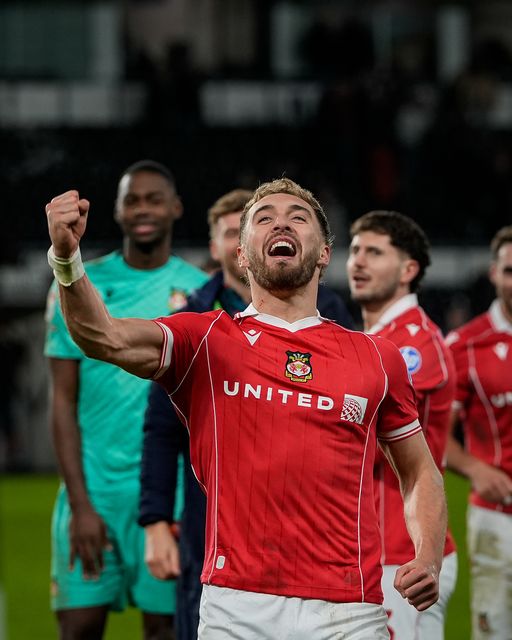 Sam Smith of Wrexham applauds the fans after the final whistle during the Sky Bet Championship match Derby County vs Wrexham at Pride Park Stadium, Derby, United Kingdom, 4th January 2026

(Photo by Maynard Manyowa/News Images)

*** GER AUT SUI OUT ***